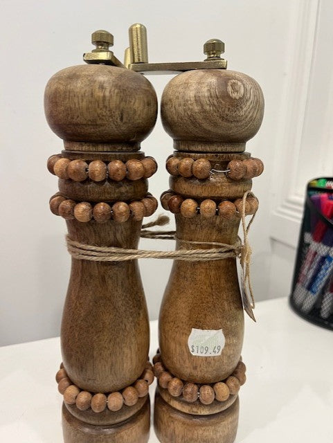 Salt and pepper mill set