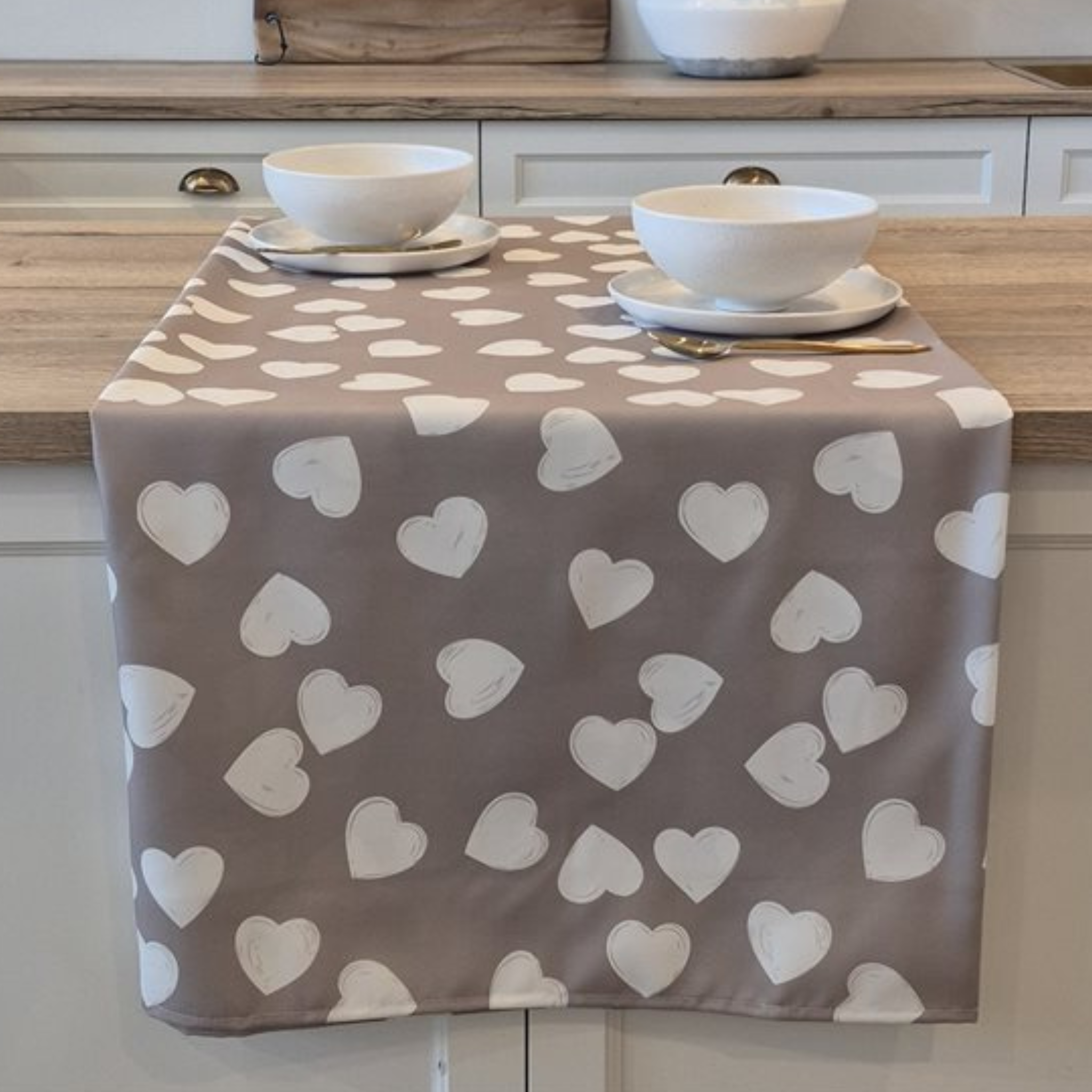 Nappe en polyester Grise avec coeurs blancs 60x108 - Brunelli