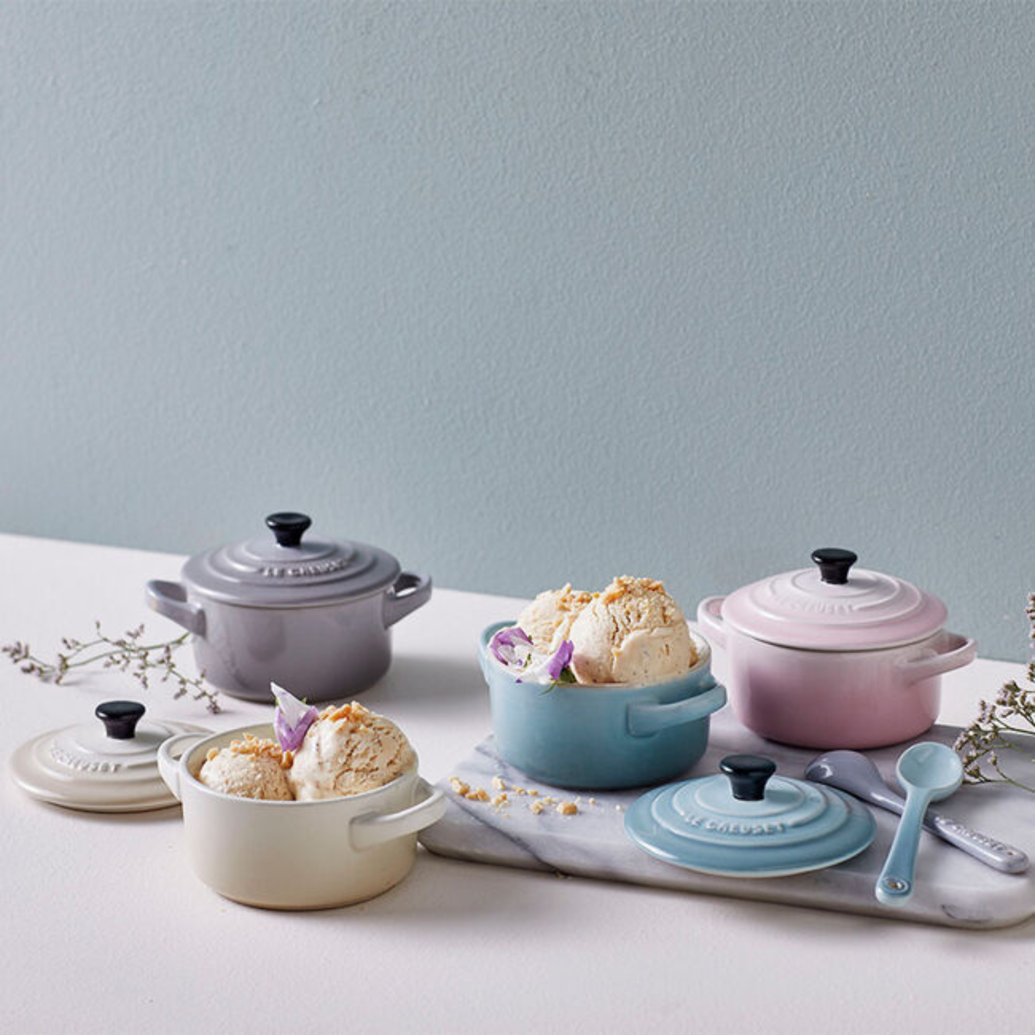Ensemble de 3 mini cocottes 250 ml en céramique Le Creuset – La Roue du Passé Ensemble de 3 mini cocottes 250 ml en céramique Le Creuset – La Roue du Passé