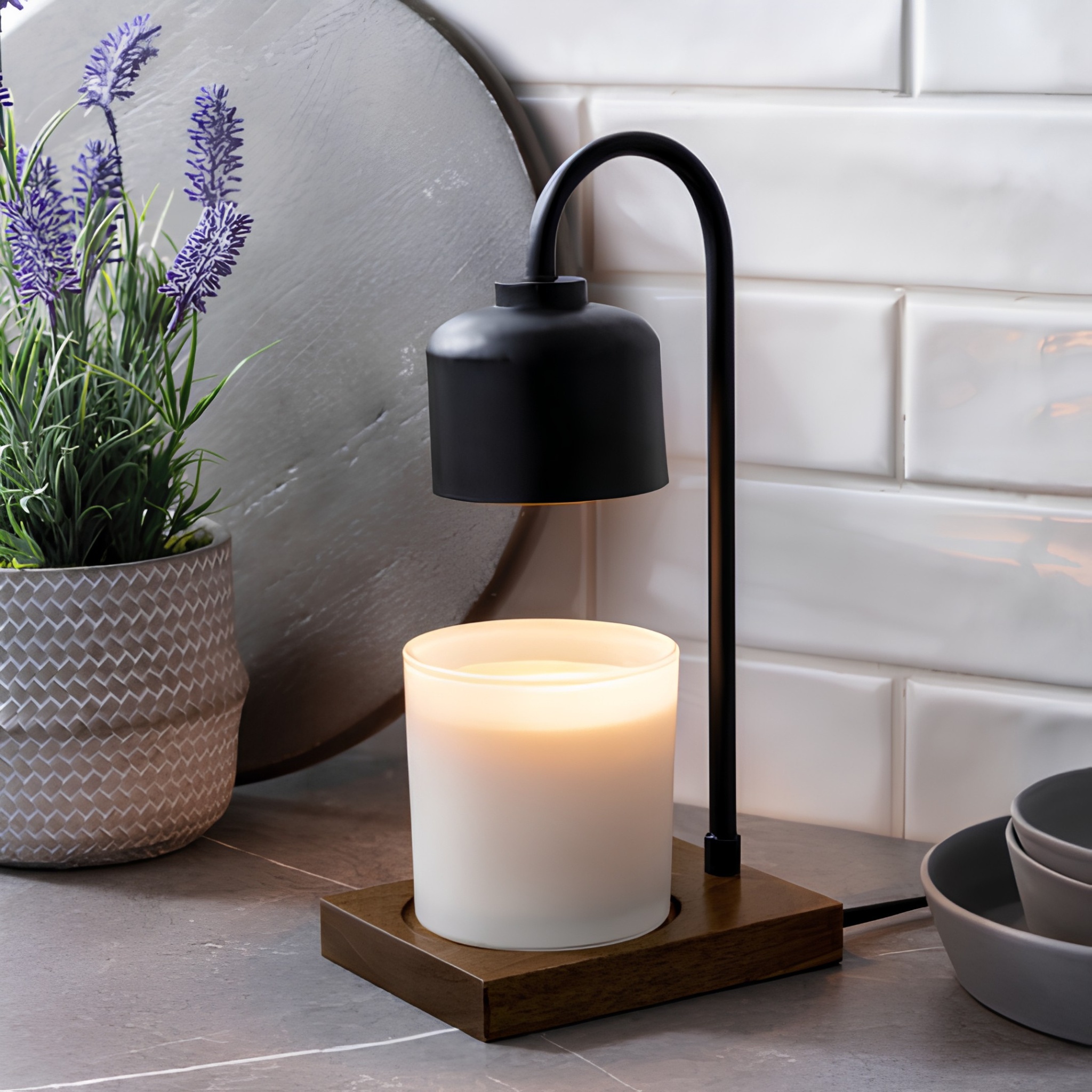 Lampe chauffe-bougie en arche noire et bois