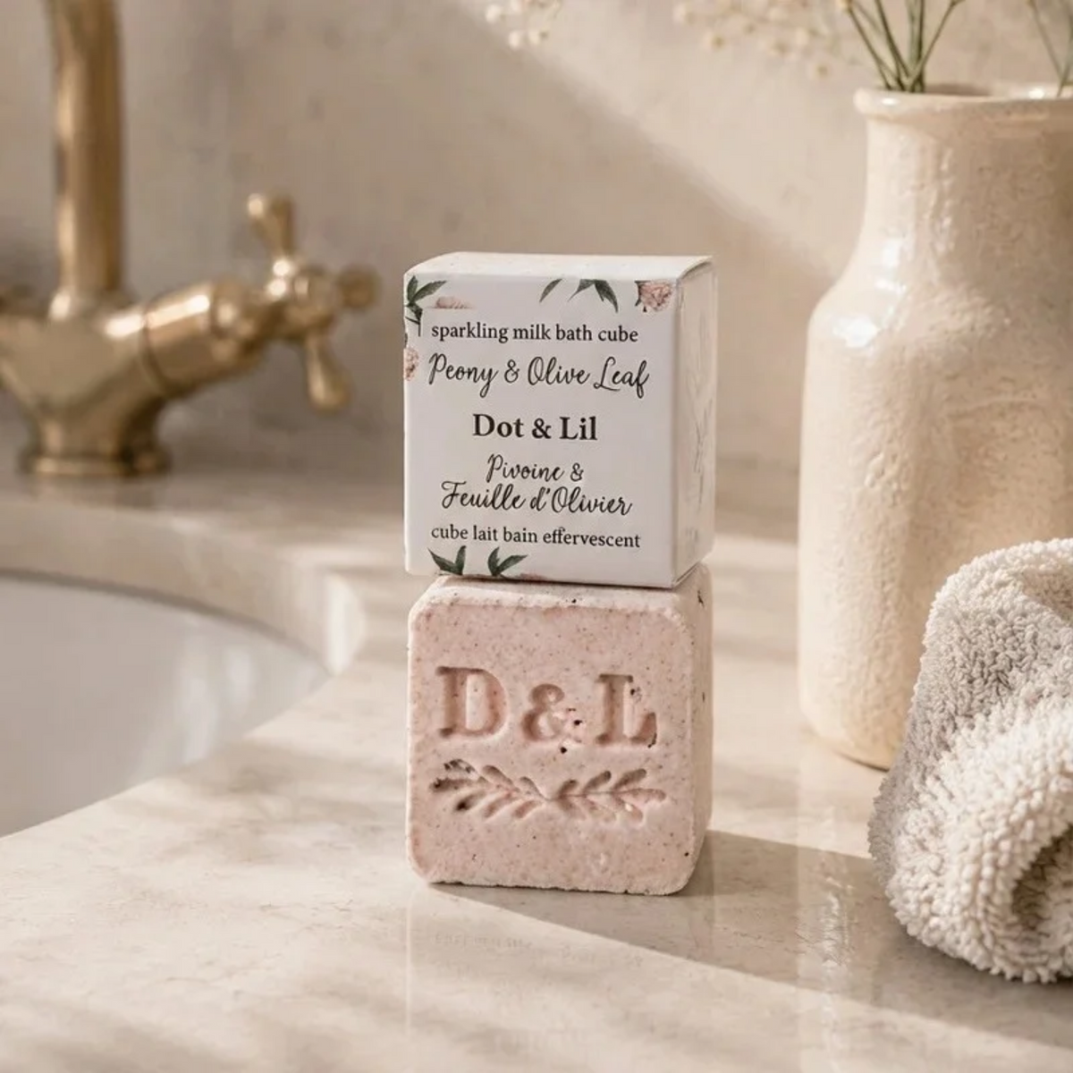 Peony and Olive Leaf Effervescent Bath Cube 100 g - Dot & Lil