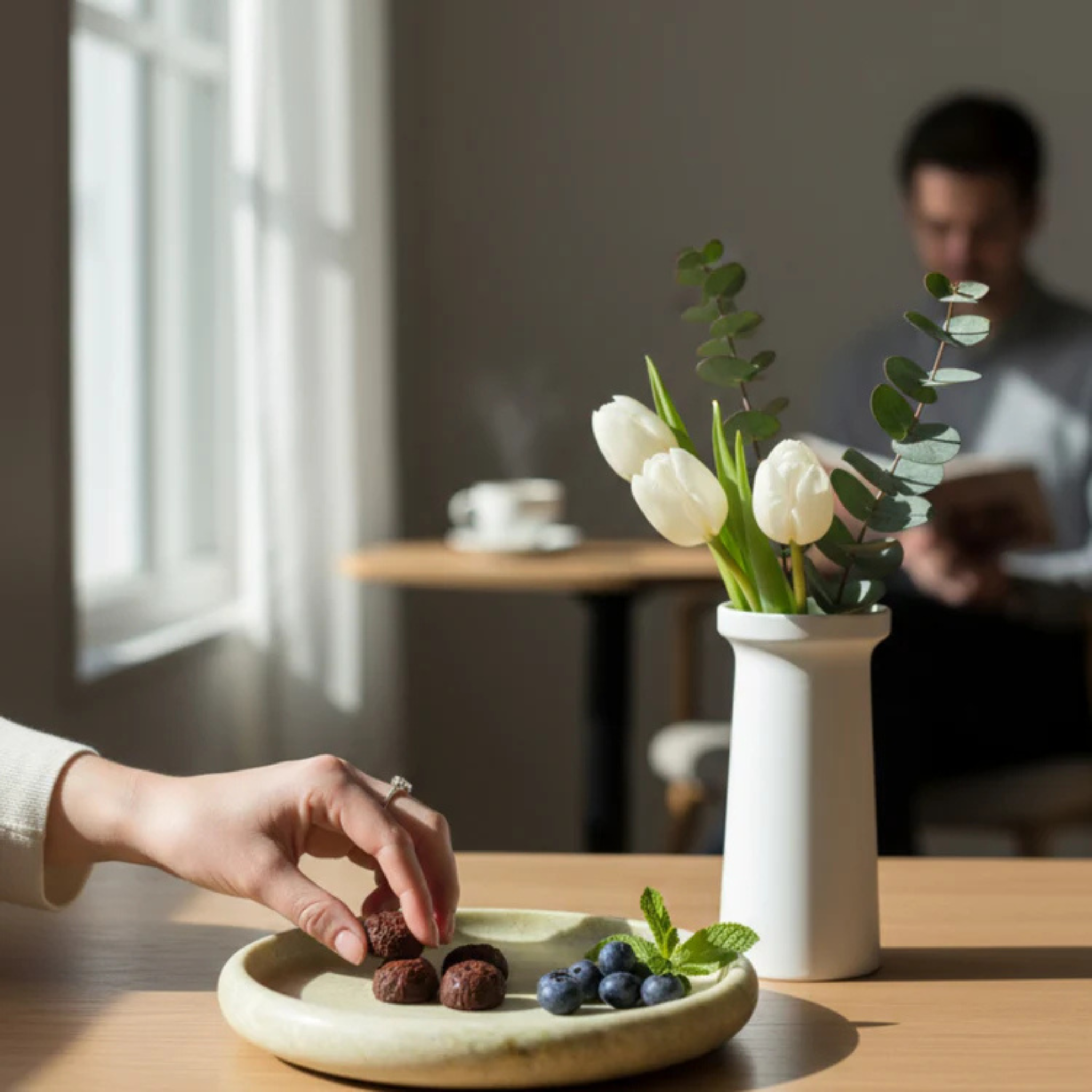 Plateau de service rond en marbre poli crème 25 cm - Crusoë