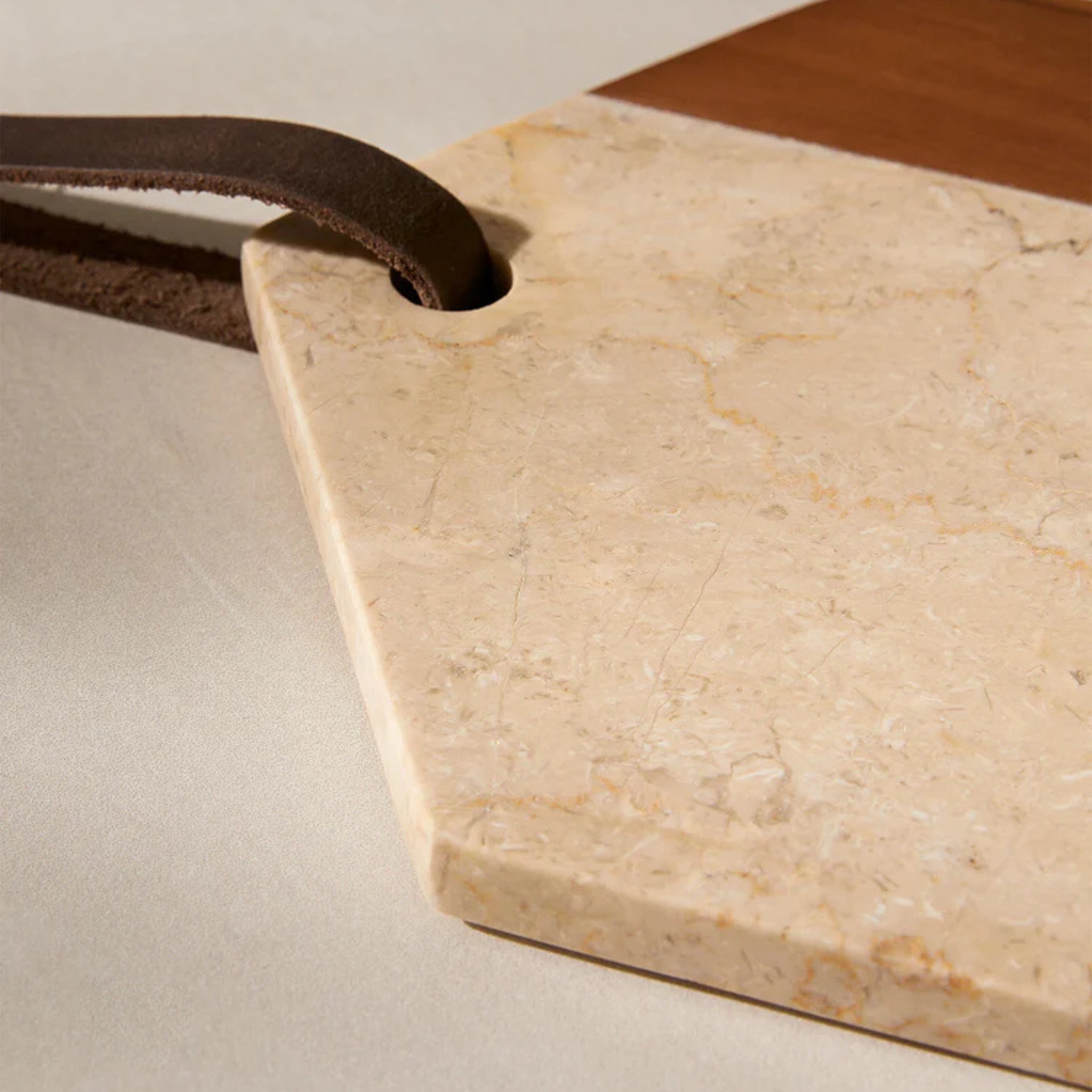 Planche à découper arrondie en marbre blanc et bois de teck 28 cm - Crusoë