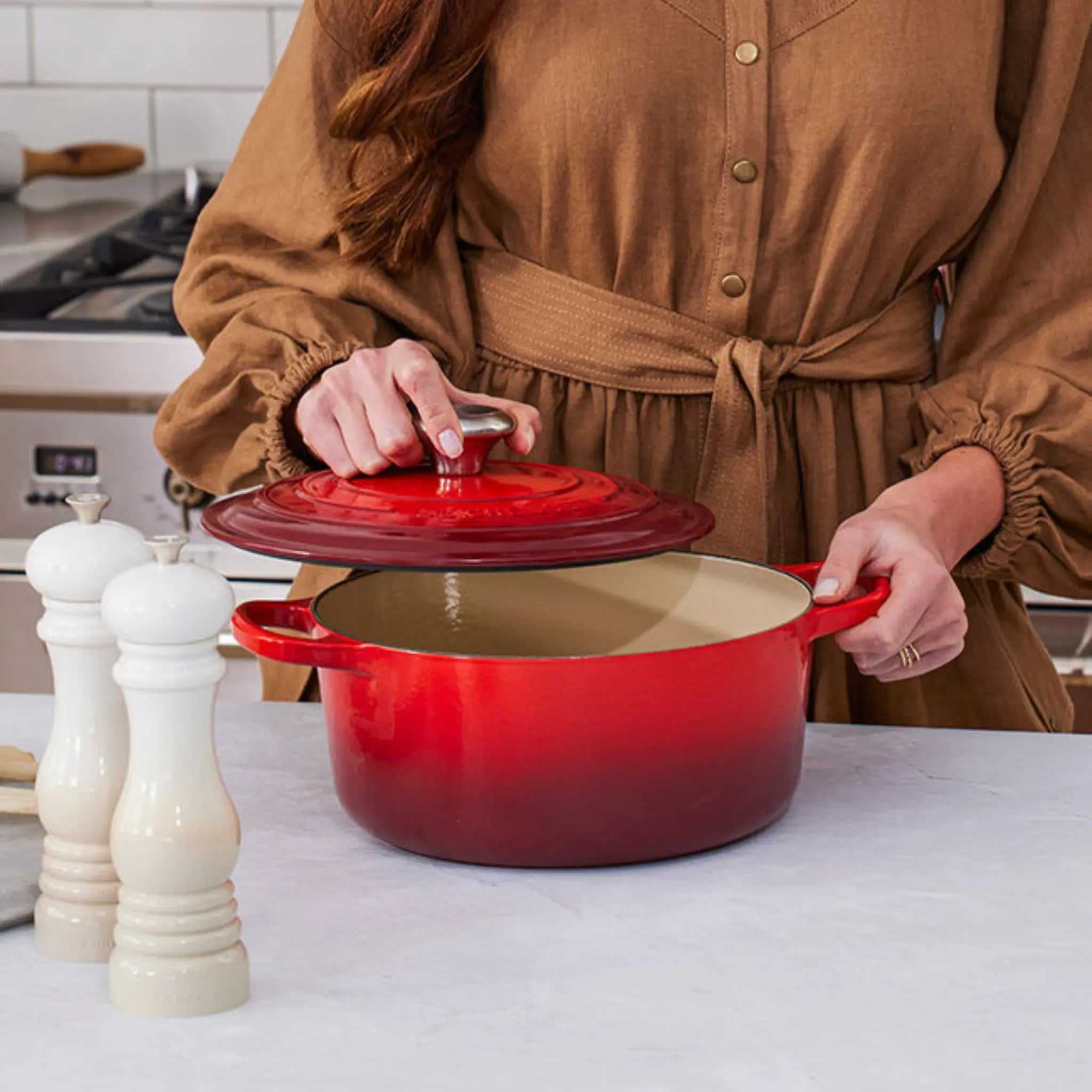 Cocotte ronde Cerise 5,3 L Le Creuset en fonte émaillée polyvalente pour mijoter et braiser