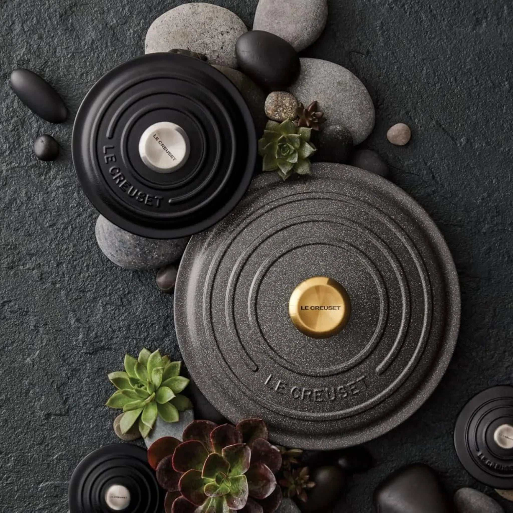 Mini cocotte Réglisse Le Creuset en fonte émaillée 0,3 L avec bouton acier inoxydable, idéale pour portions individuelles, compatible tous feux.