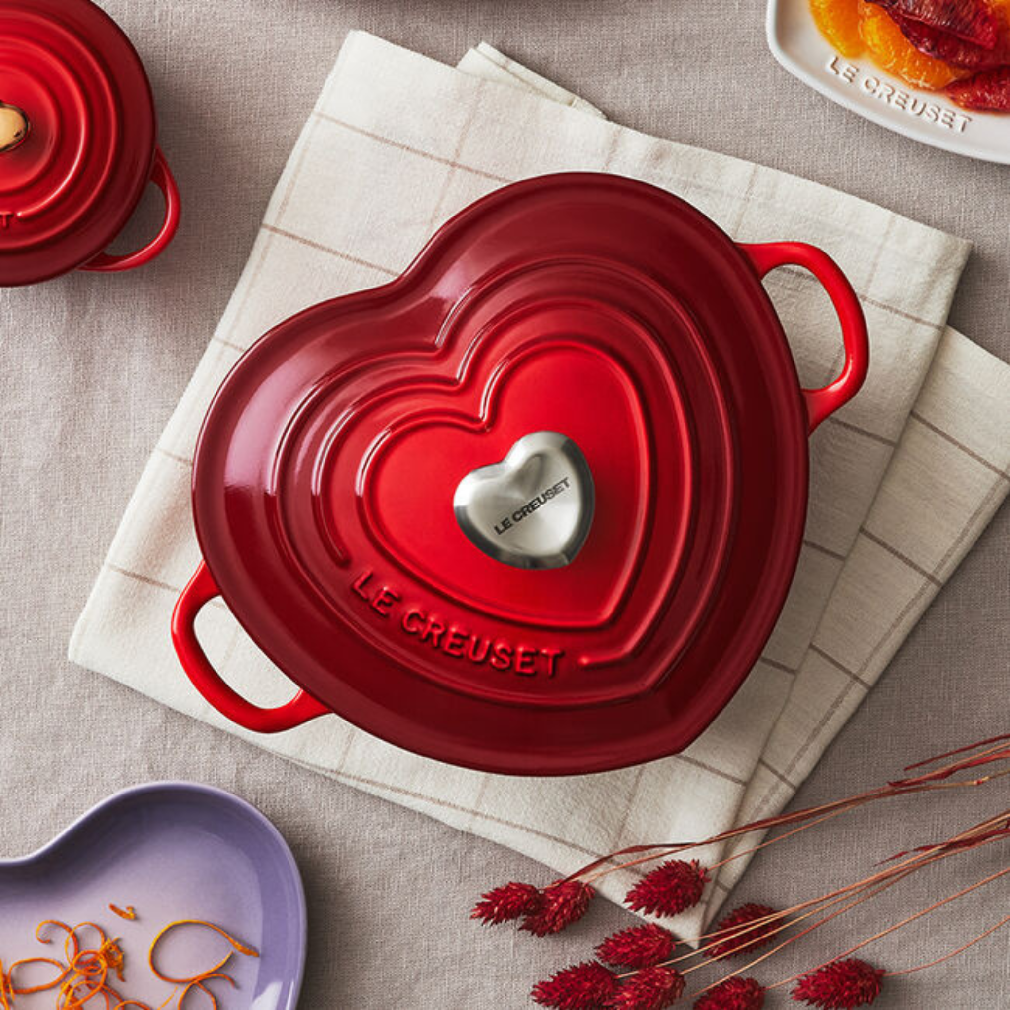Cocotte en cœur Cerise 1,9 L en fonte émaillée rouge Le Creuset pour cuisson lente et uniforme