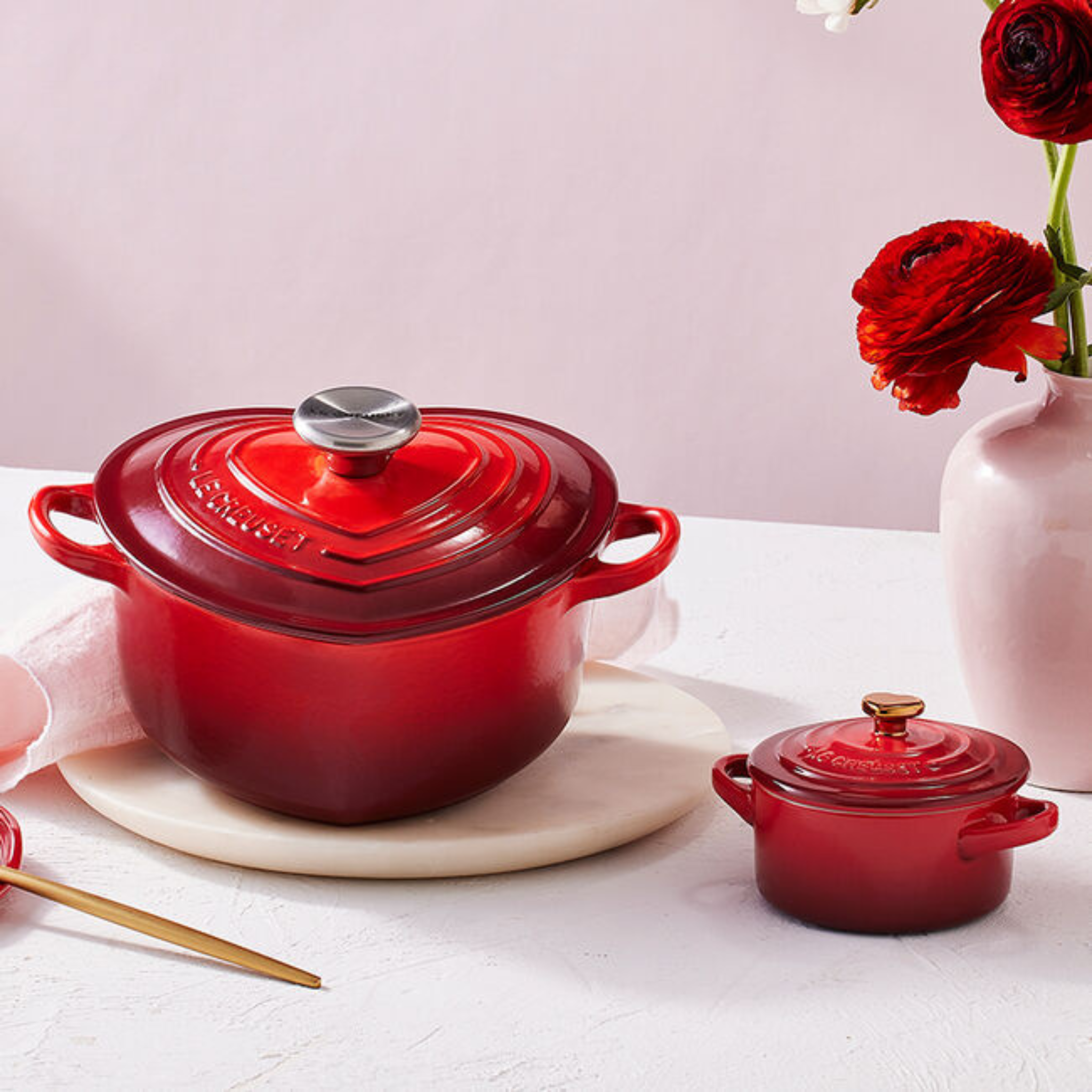 Cocotte en cœur Cerise 1,9 L en fonte émaillée rouge pour cuisson uniforme et design romantique Le Creuset