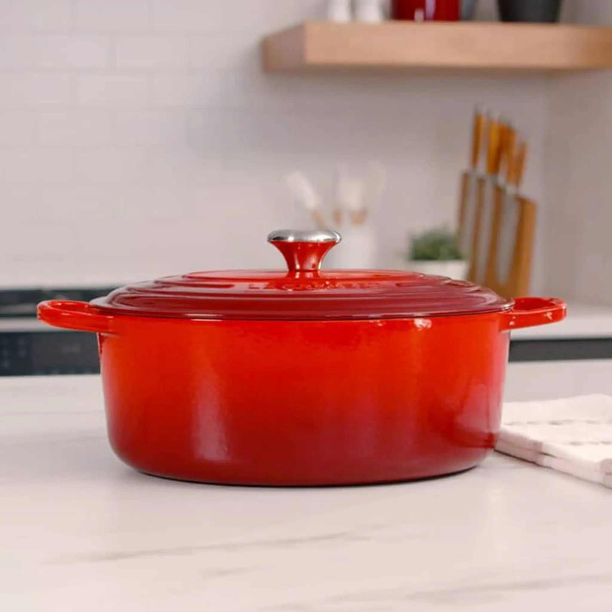 Le Creuset Cocotte ovale Cerise 4,7 L en fonte émaillée résistante pour cuisson polyvalente