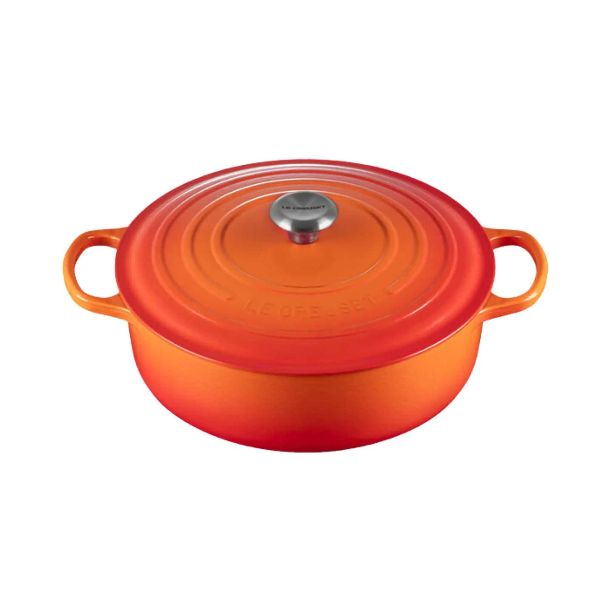 Cocotte ronde peu profonde Volcanique Le Creuset en fonte émaillée 6,2 L avec couvercle et poignées larges.