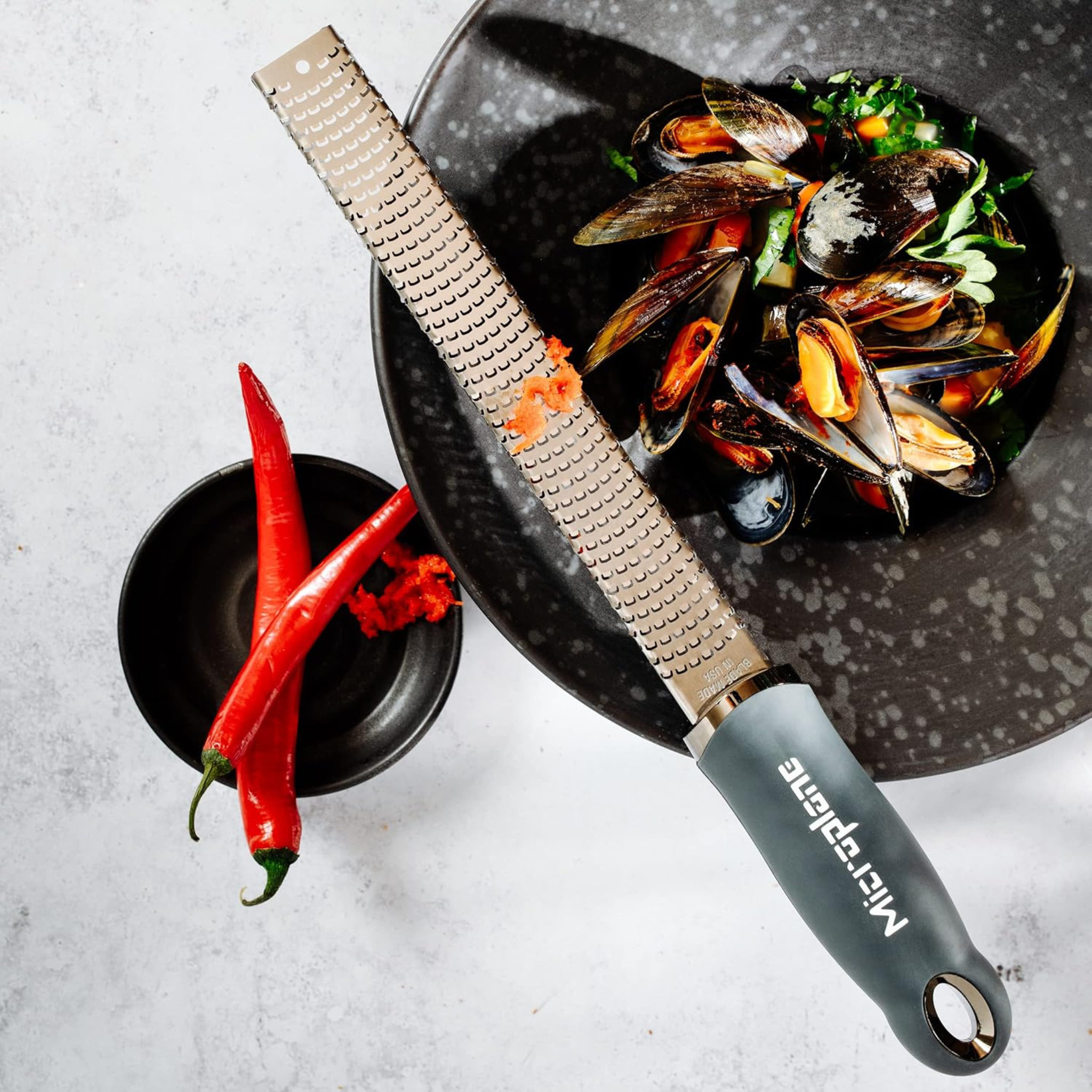 Râpe zesteur gris foncé 32 cm en acier inoxydable pour zestes d'agrumes et épices