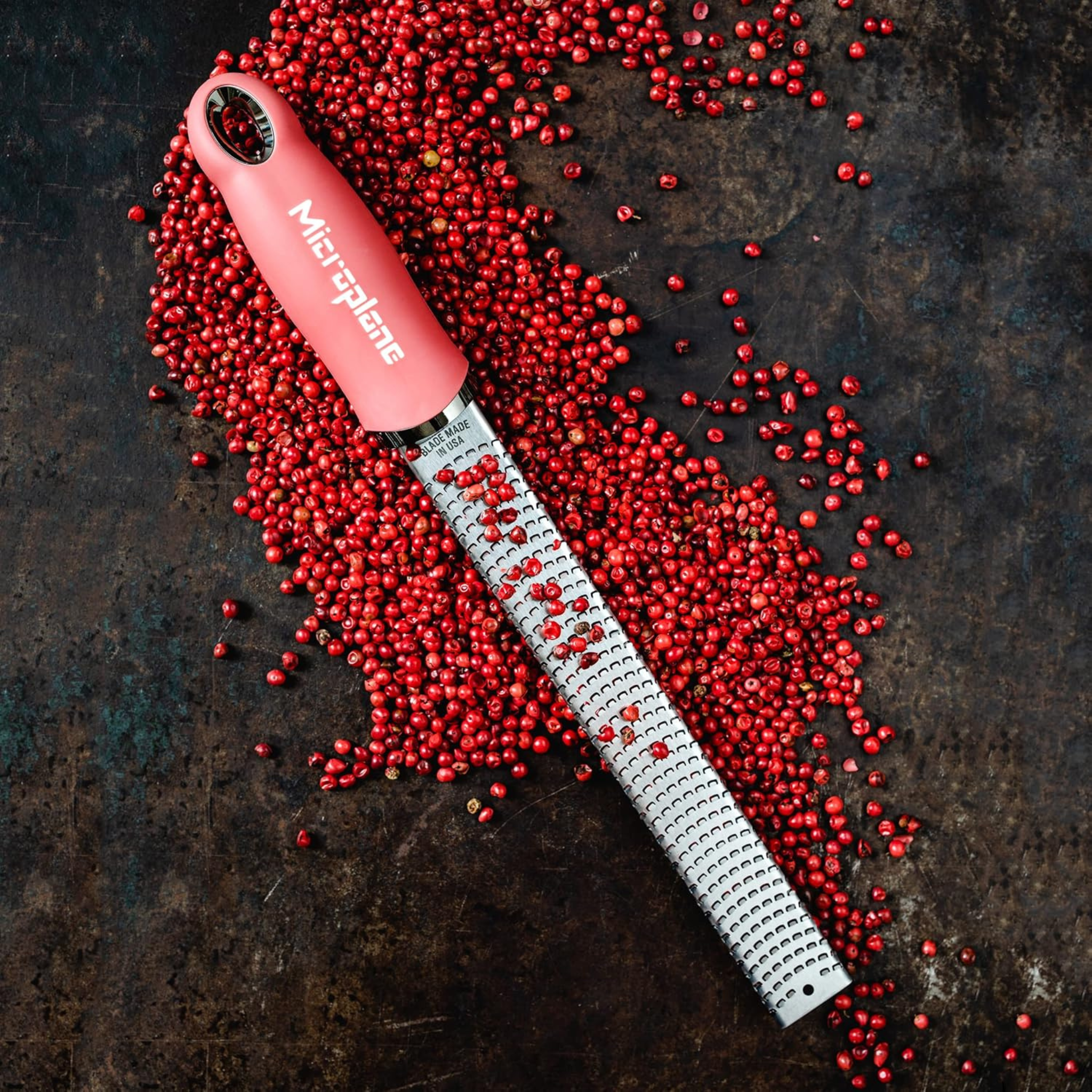 Râpe zesteur rose foncé 32 cm en acier inoxydable avec lame fine pour zestes d’agrumes