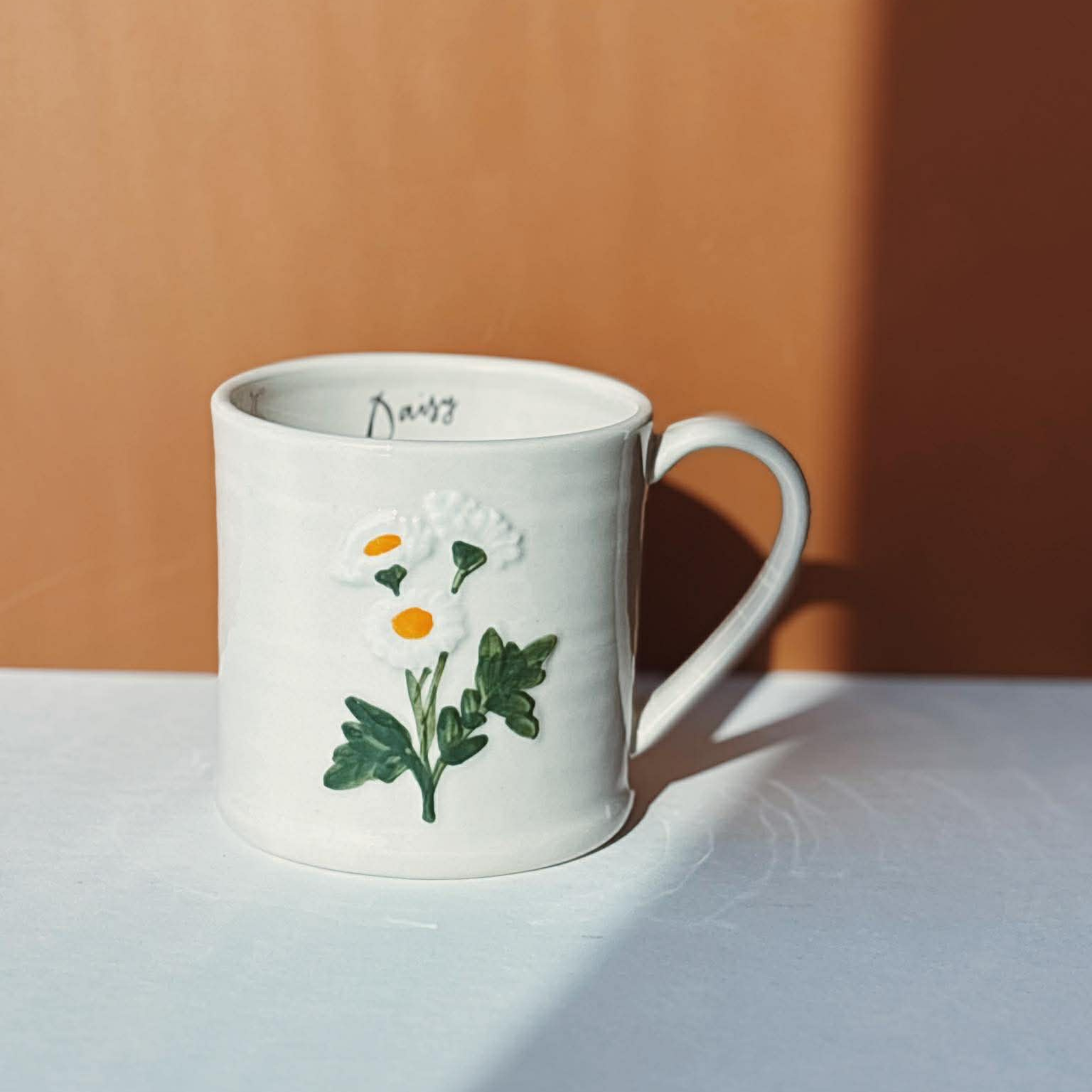 Stoneware mug with embossed daisy design, 473 ml - Danica