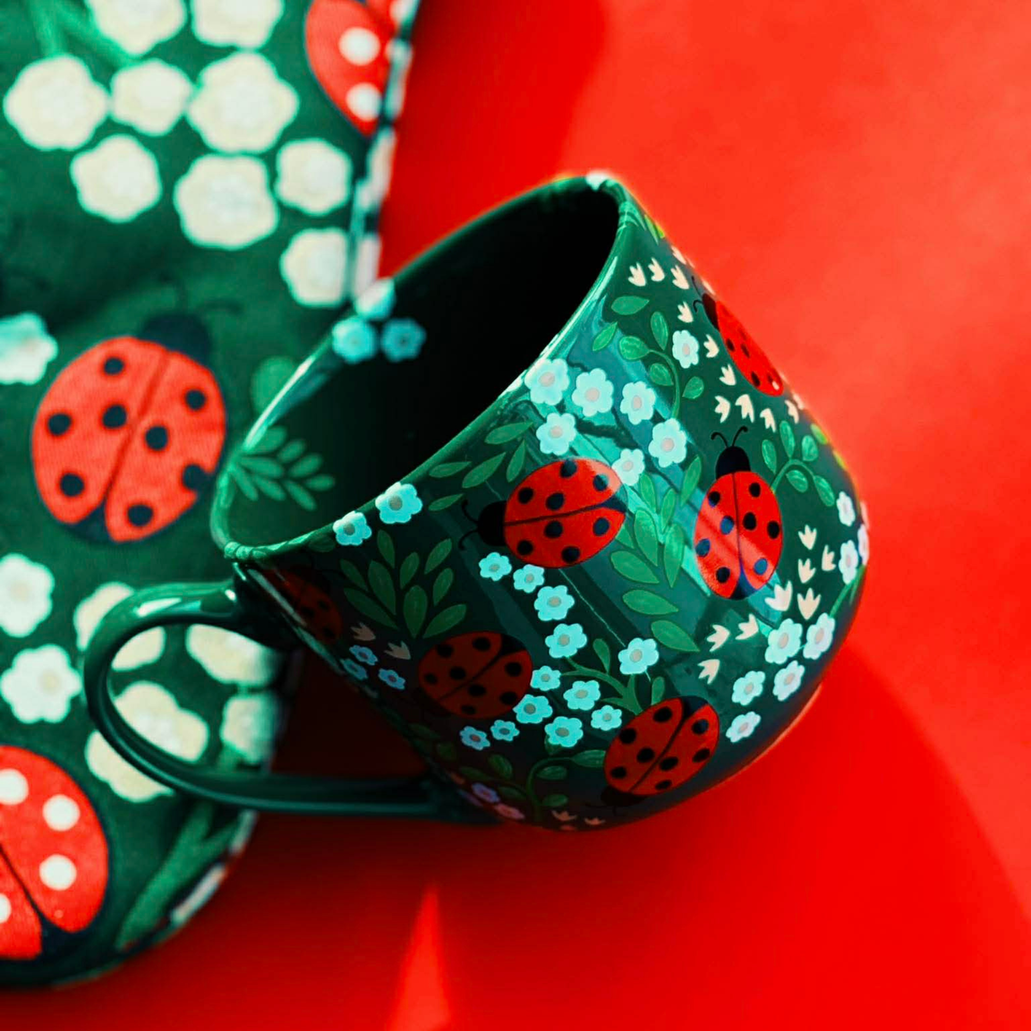 Danica stoneware mug with ladybug design, 502 ml