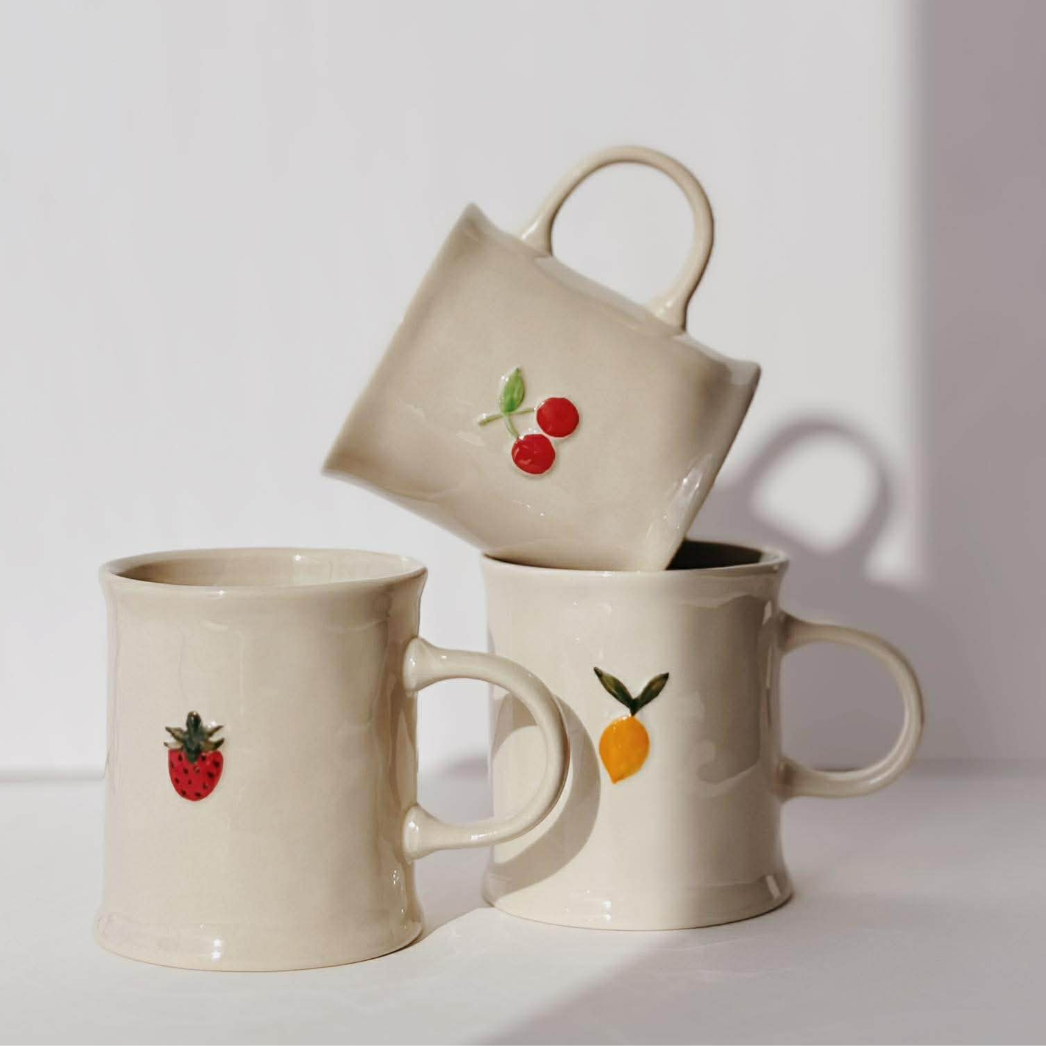 Stoneware mug with embossed strawberry design, 473 ml - Danica