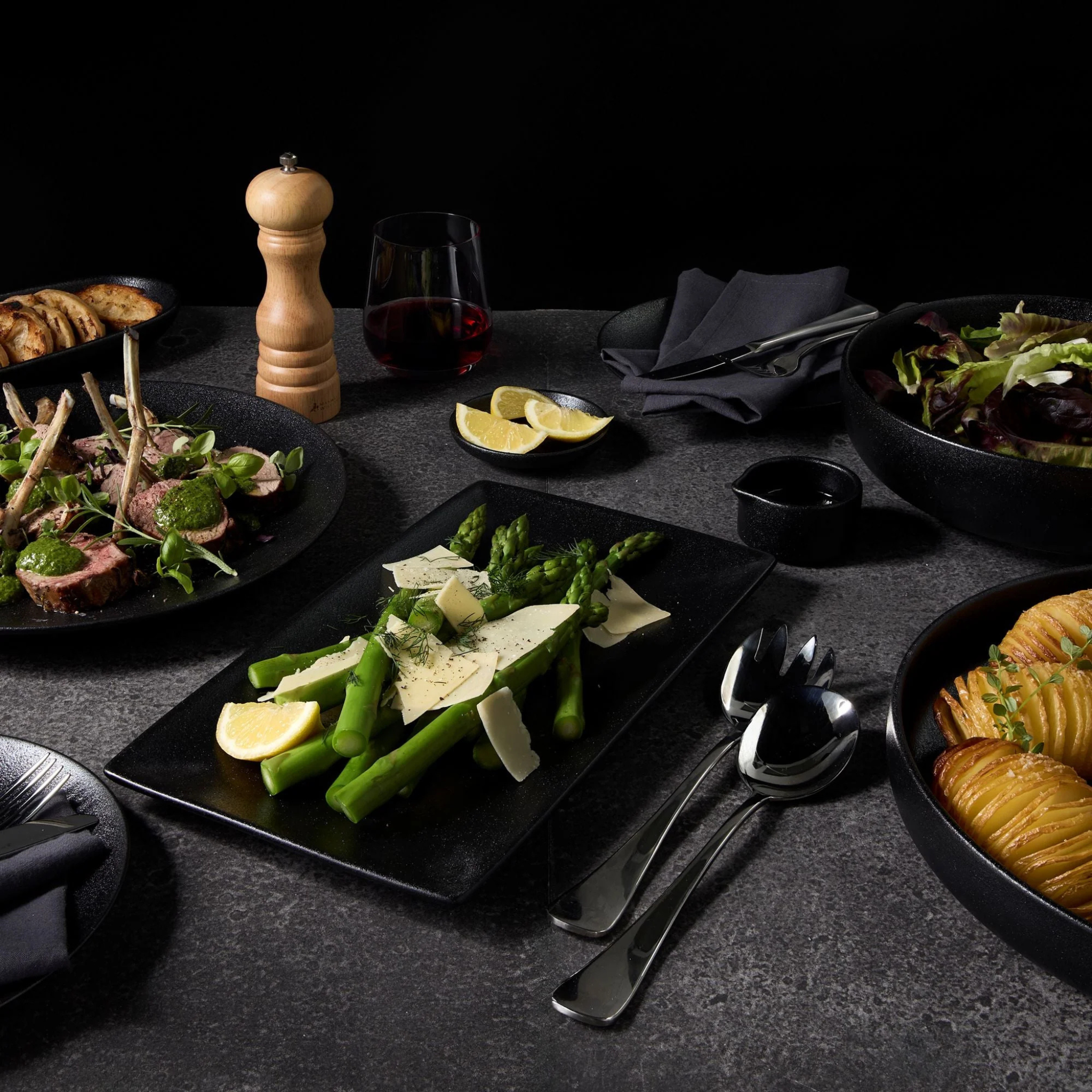 Assiette de service rectangulaire Caviar 27,5 cm - Maxwell & Williams