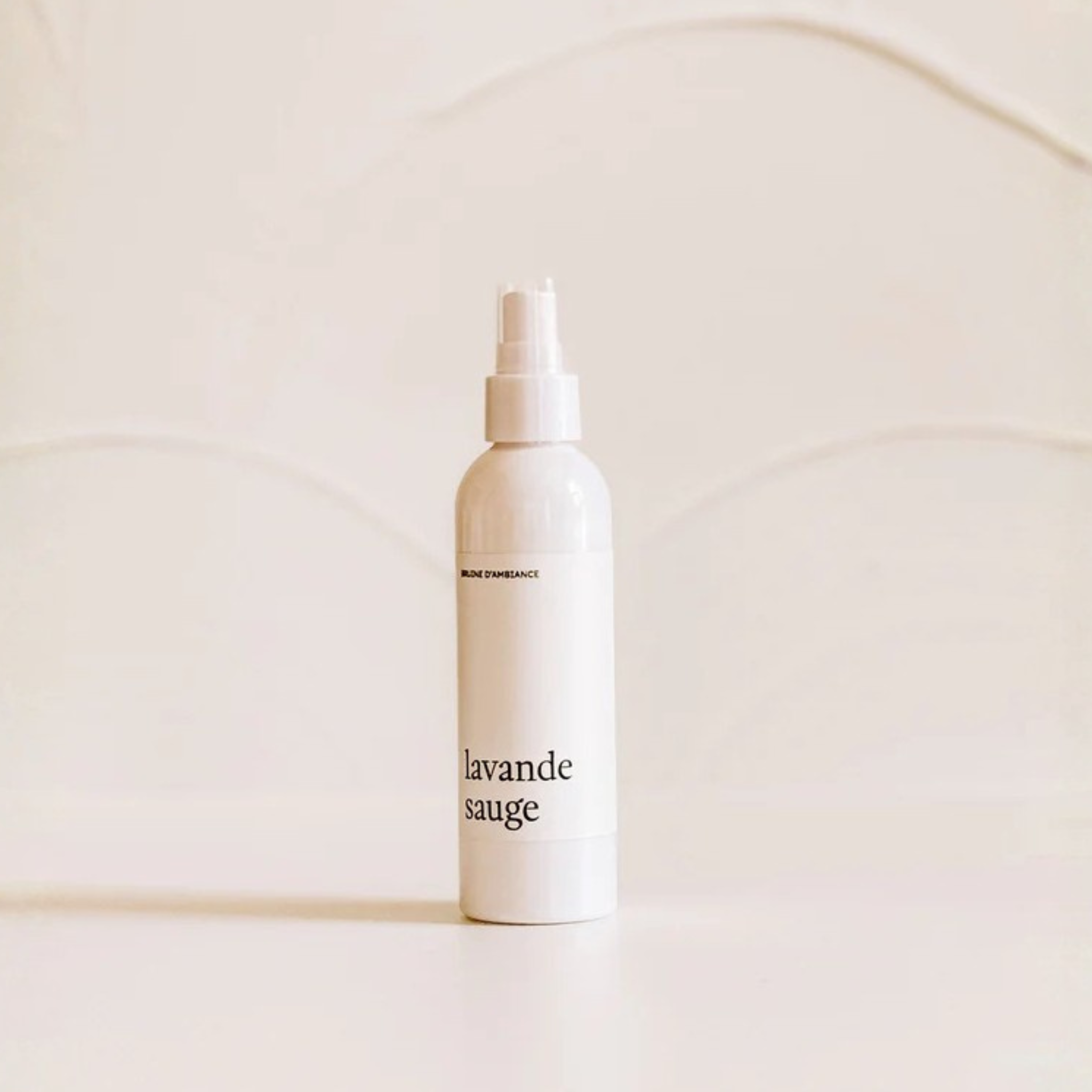 Bruine d'ambiance lavande et sauge 145 ml Marée Chandelles avec parfum floral et herbacé