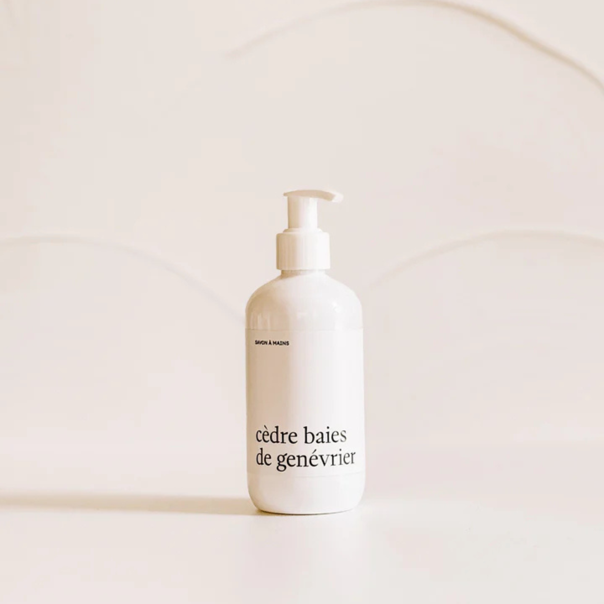 Savon à mains cèdre et baies de genévrier avec mousse hydratante et parfum naturel boisée et fruitée