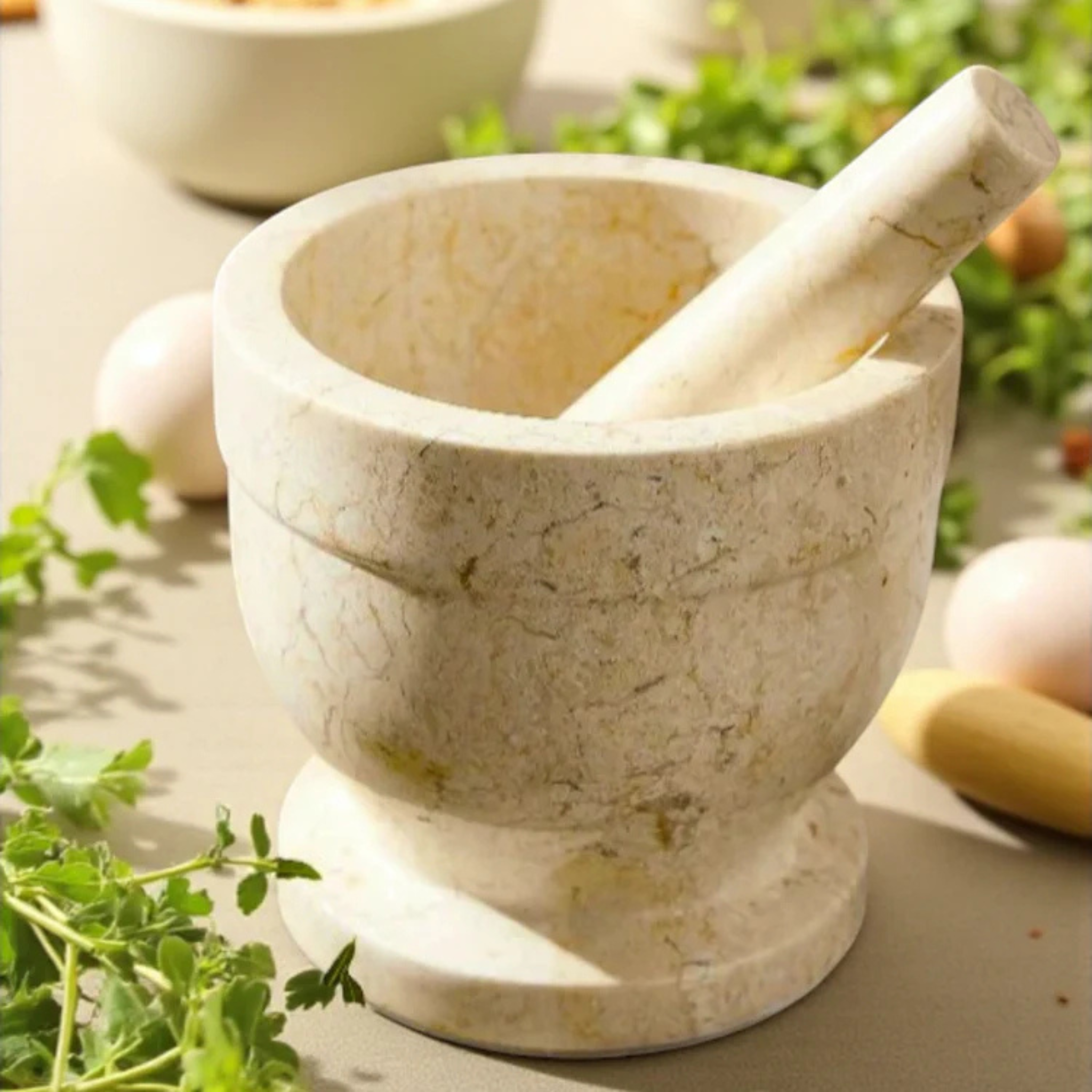 Mortier et pilon en marbre crème pour broyer herbes et épices avec élégance
