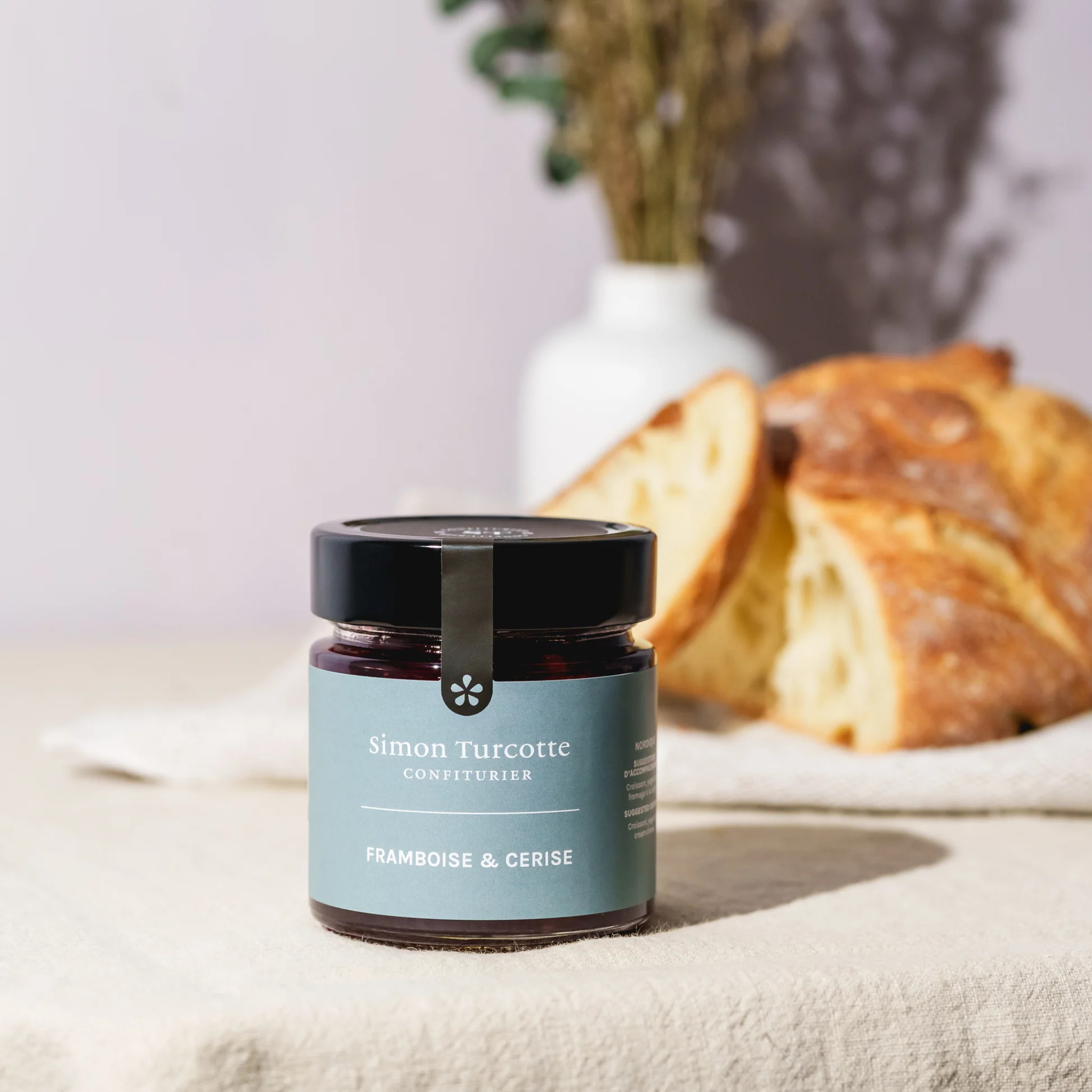 Confiture framboise et cerise artisanale avec morceaux de cerises juteuses en pot 212 ml Simon Turcotte
