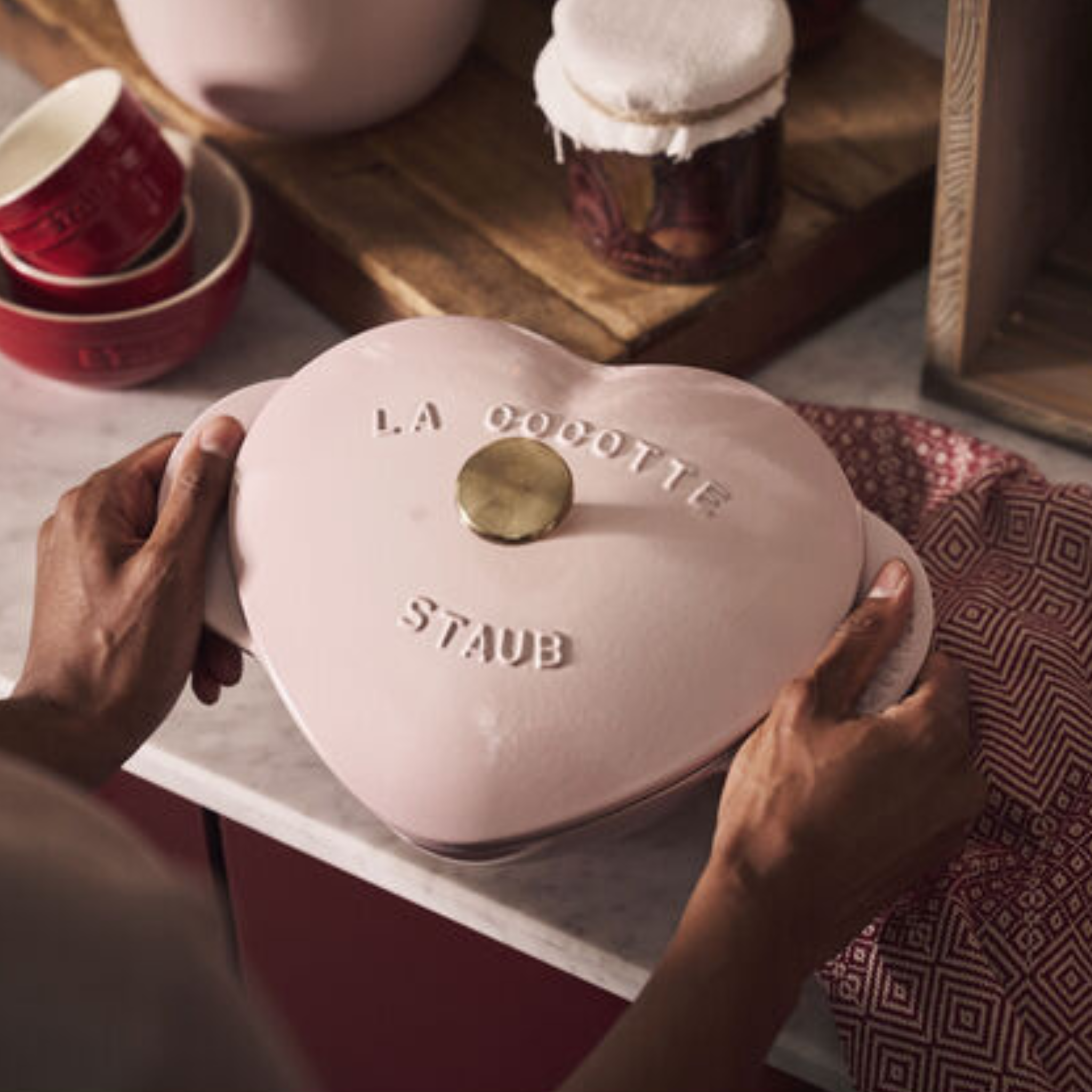 Cocotte cœur en fonte La Cocotte rose sorbet 1,75 L - Staub 