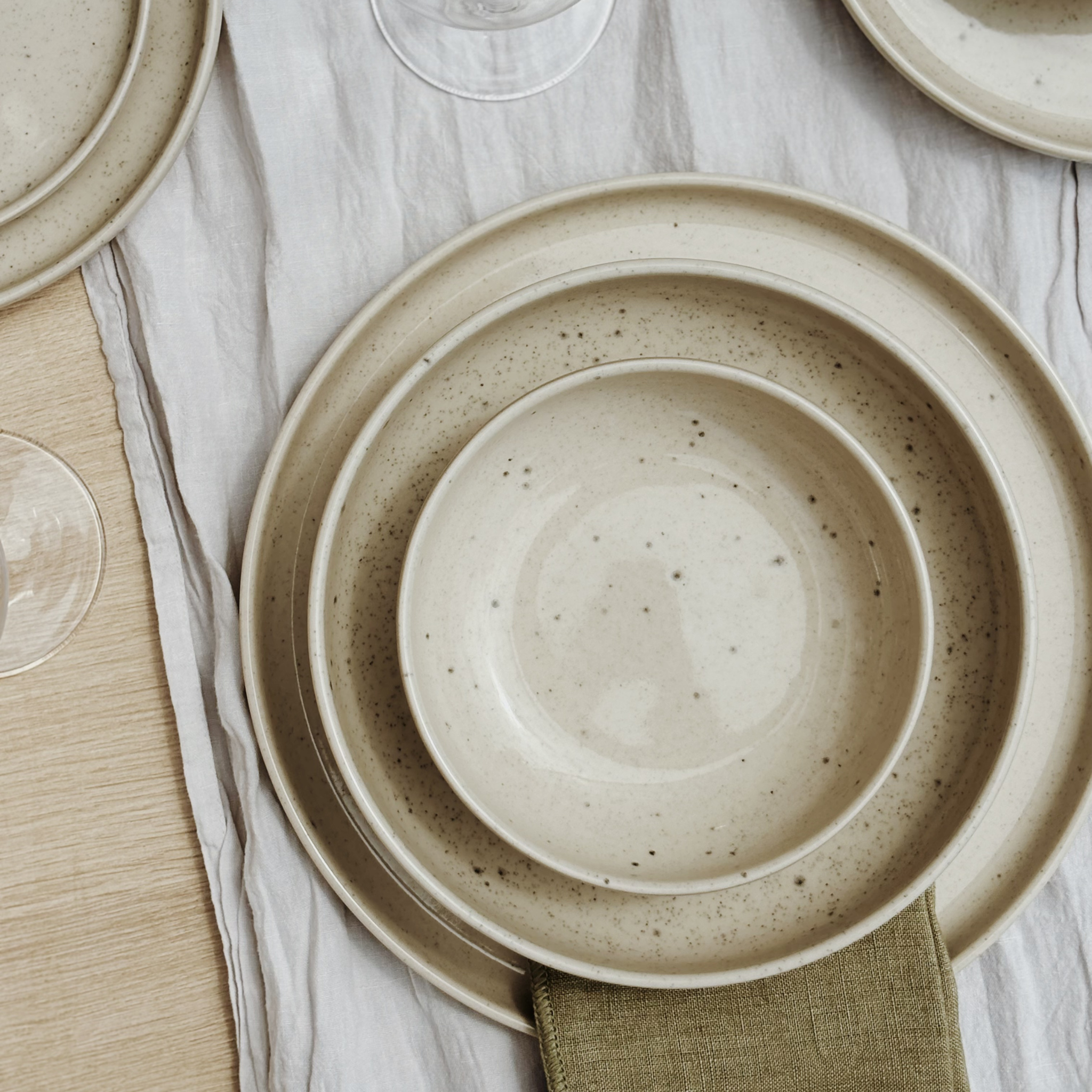 Assiette à dîner en grès Uno Speckle Nature 28 cm - Mesa Ceramics