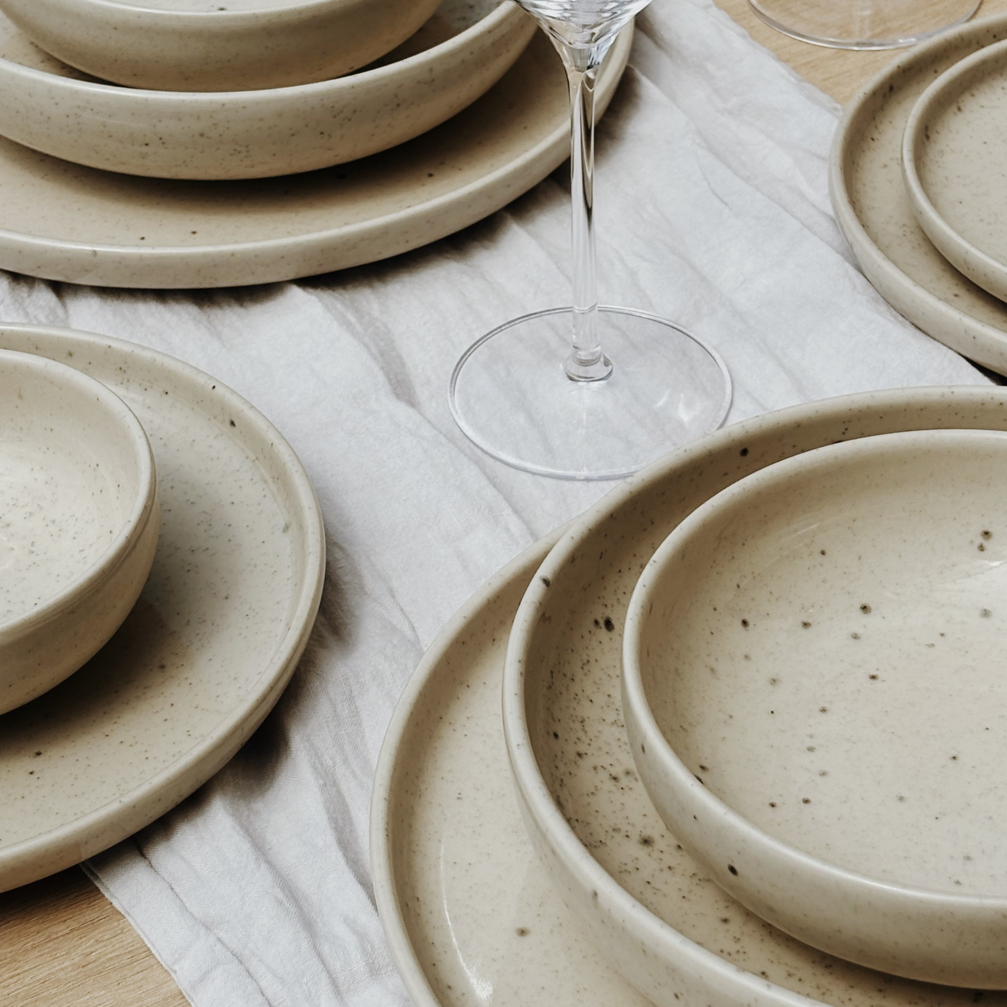 Bol de service en grès Uno Speckle Nature 22 cm - Mesa Ceramics