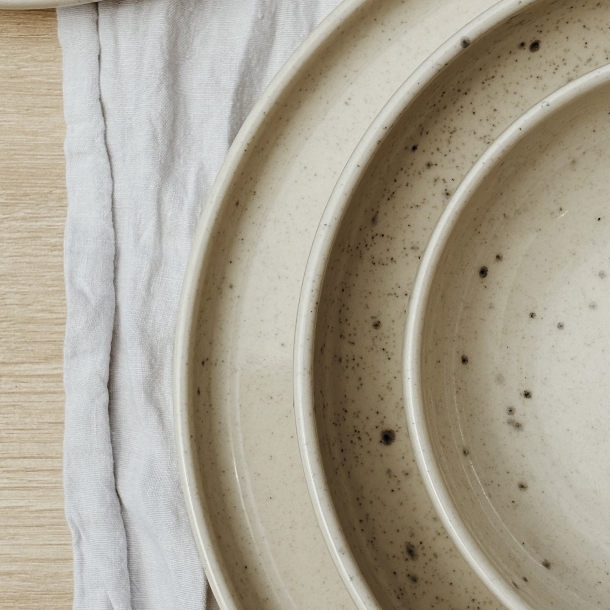 Assiette à dîner en grès Uno Speckle Nature 17 cm - Mesa Ceramics