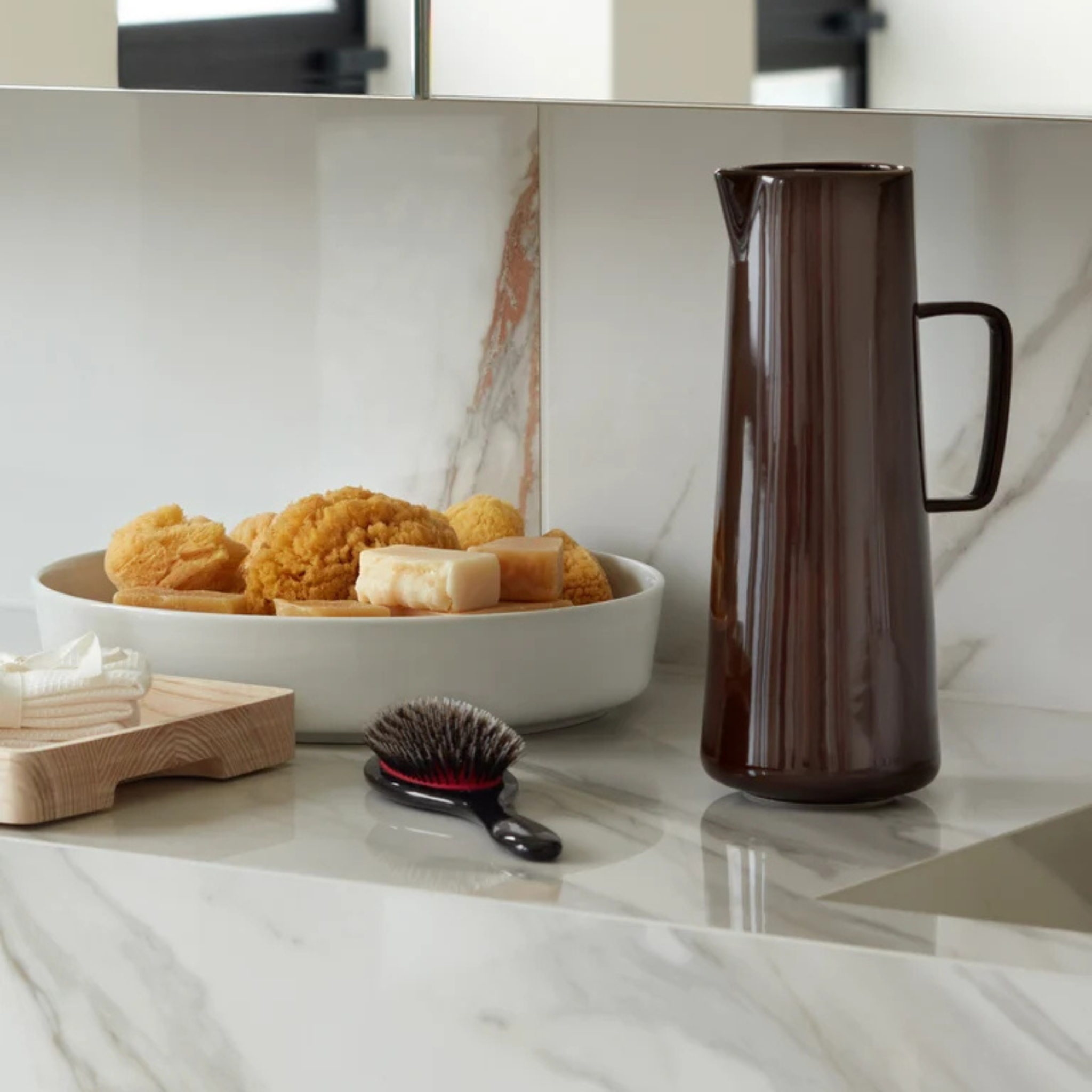 Pichet en porcelaine Collective mocha 1,4 L – LSA International