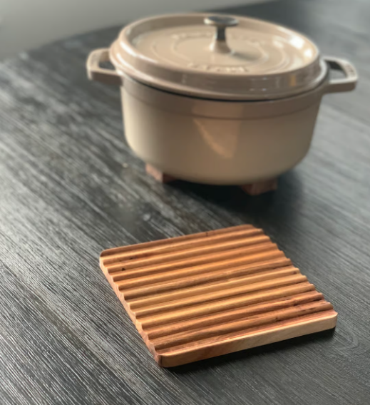 Ensemble de 2 sous-plat ondulés en bois d'acacia