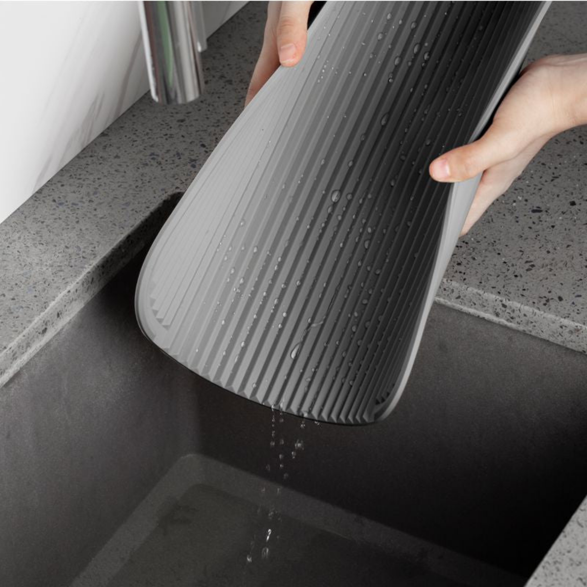 Tapis d'égouttage en silicone Danesco vidé dans l'évier