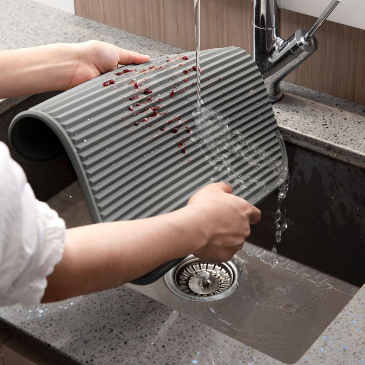 Égouttoir à vaisselle et tapis Danesco utilisés près de l'évier