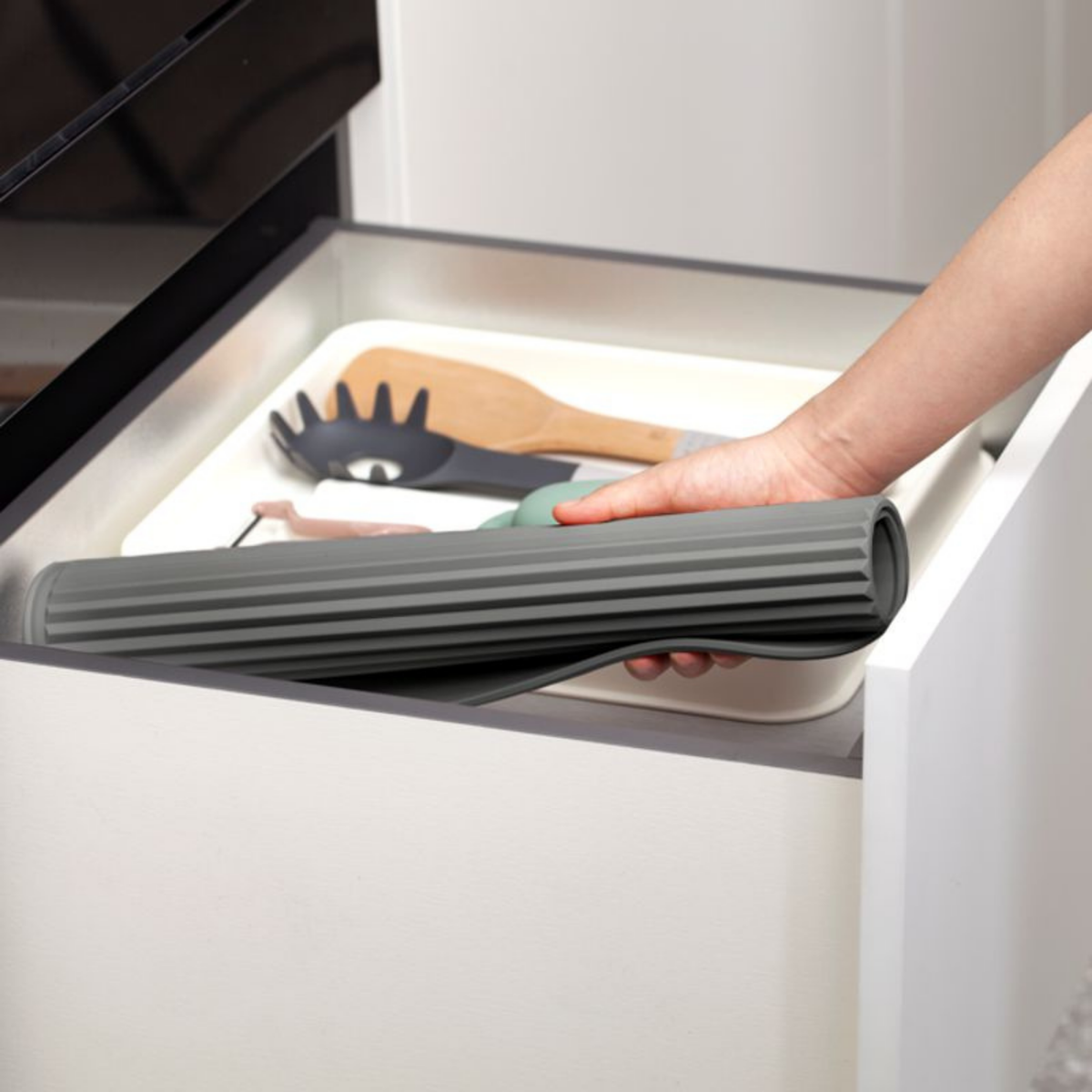Ensemble égouttoir et tapis Danesco rangé dans un tiroir de cuisine