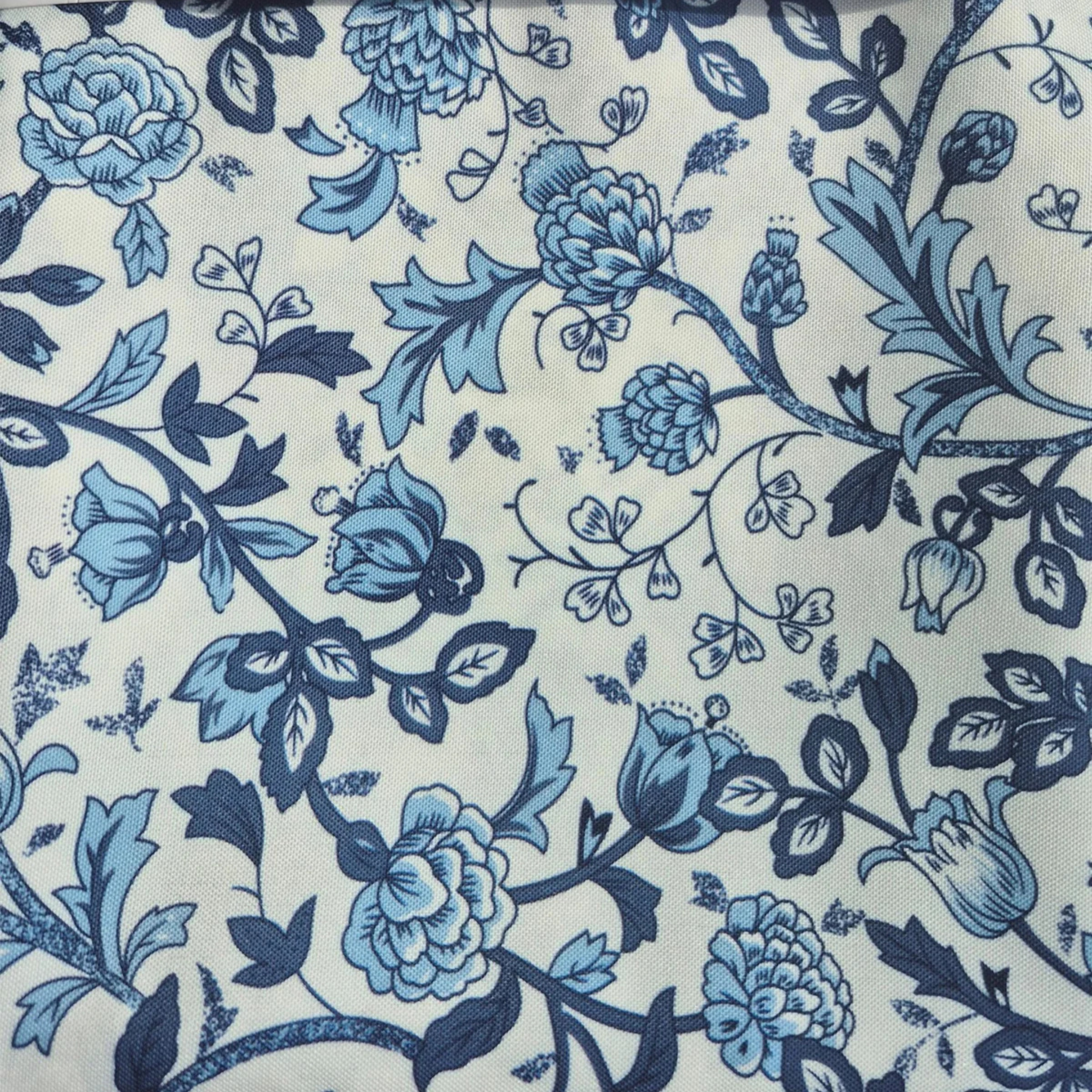 Nappe rectangulaire fleurie Amalfi blanche et bleue 60 x 108 po – Kabane