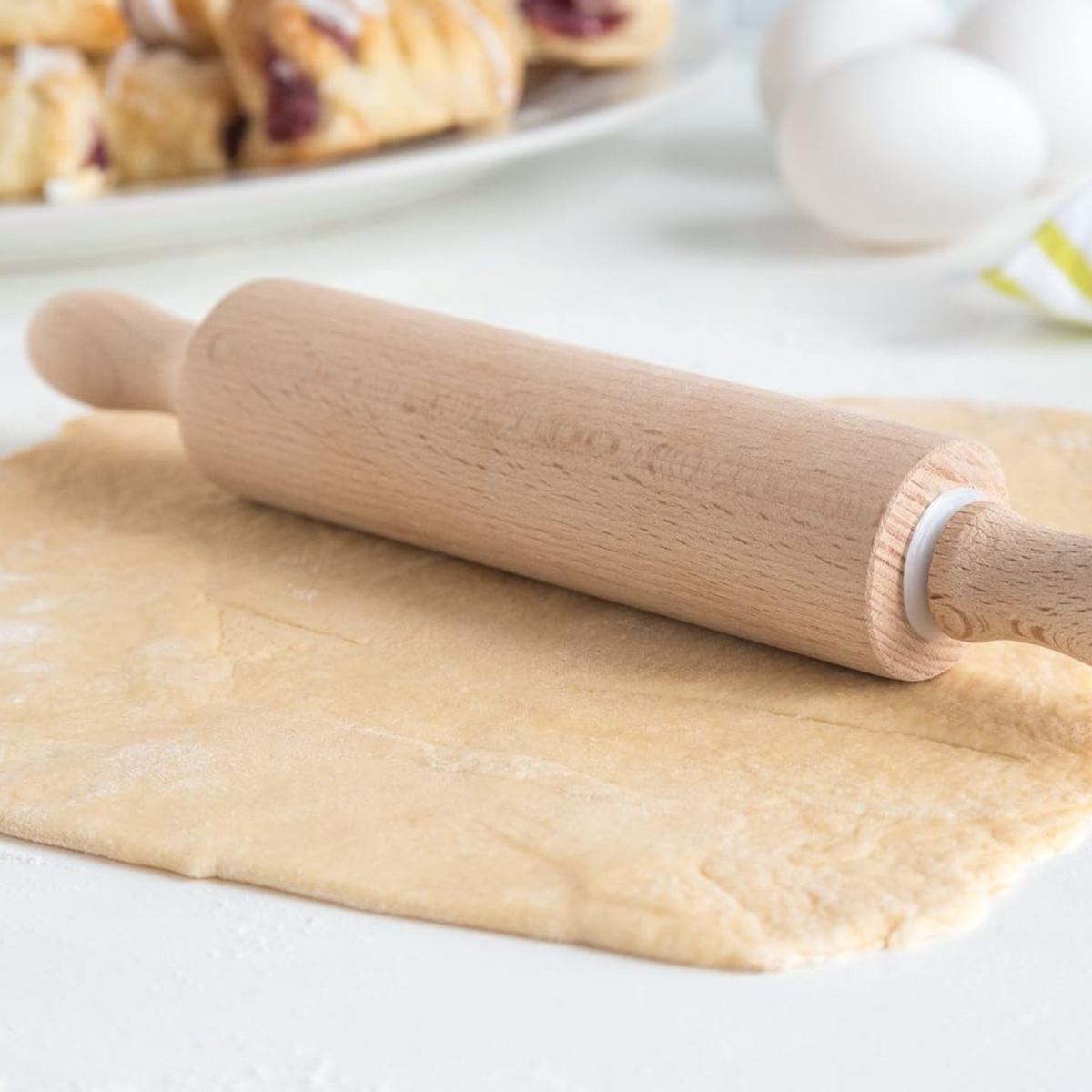 Petit rouleau à pâte Fox Run utilisé pour abaisser une pâte à tarte en cuisine