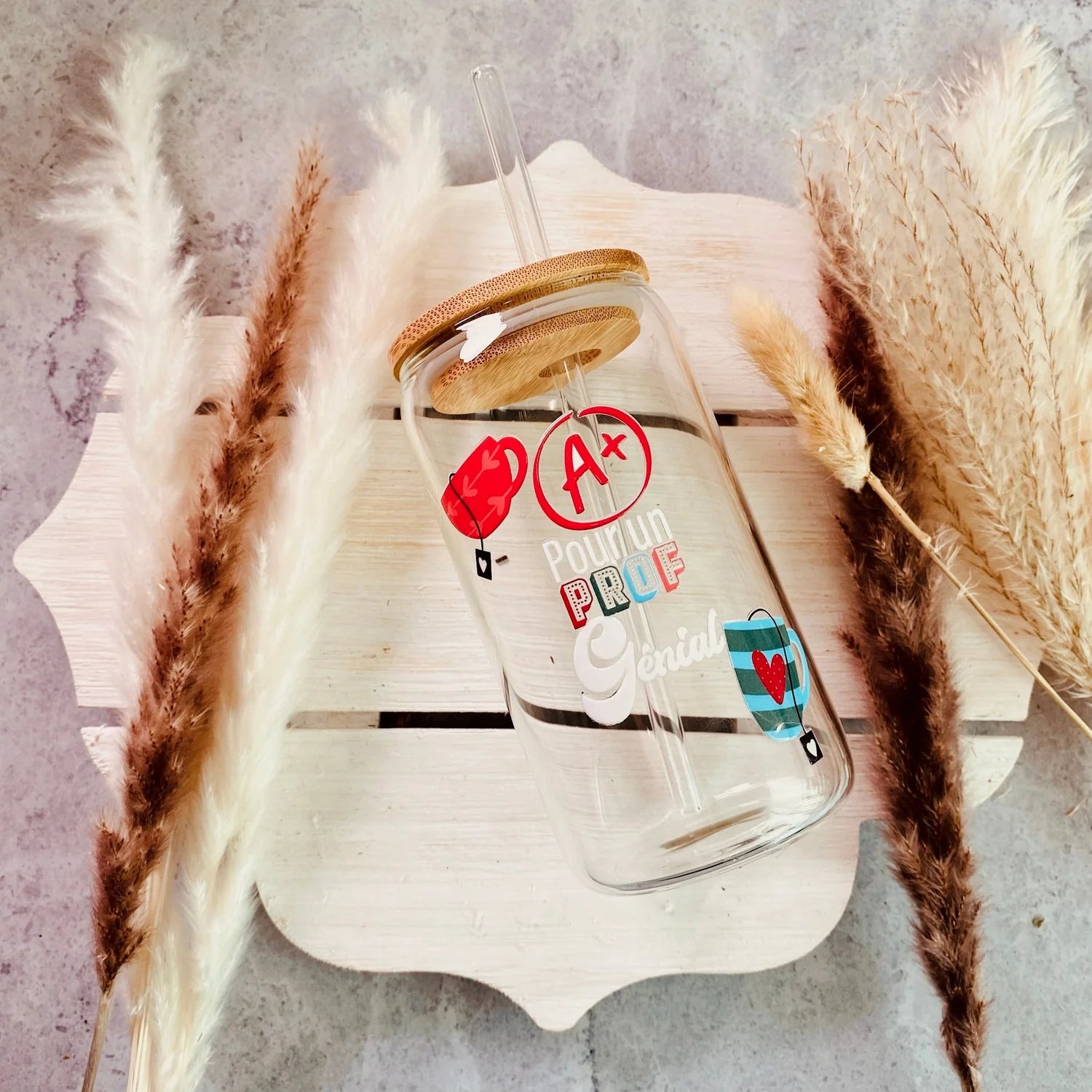 Verre en vitre avec paille A+ pour un prof génial - La Fabrik