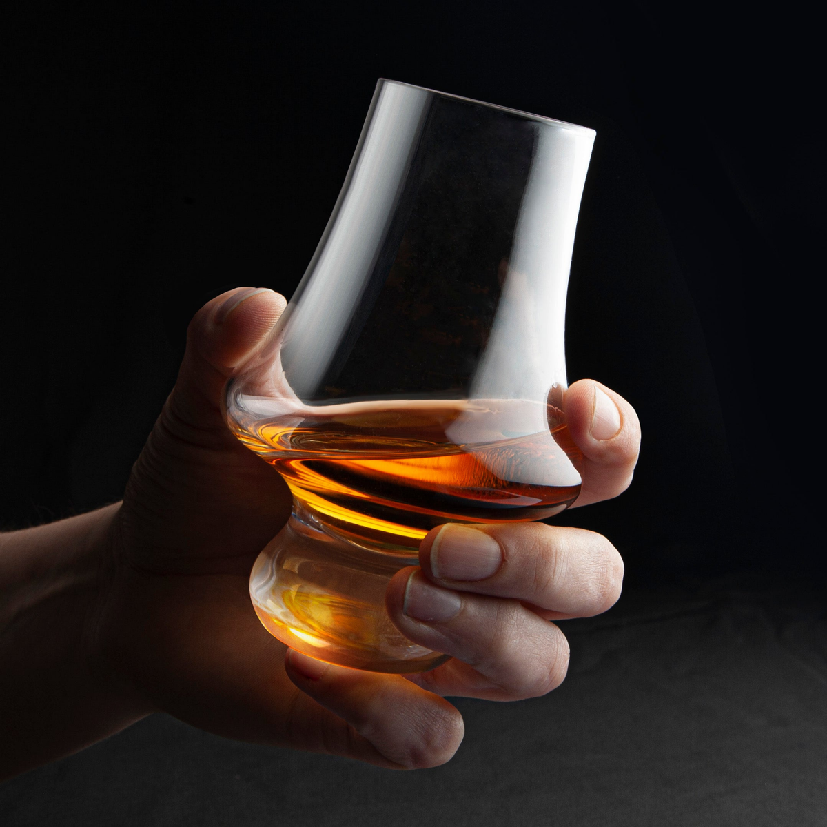 Verre de dégustation à whisky en cristal tenu en main