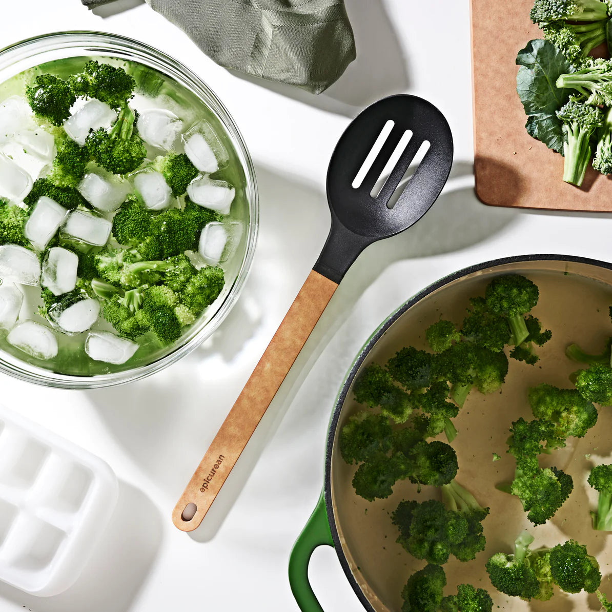 Cuillère trouée en nylon Noir 14po - Epicurean