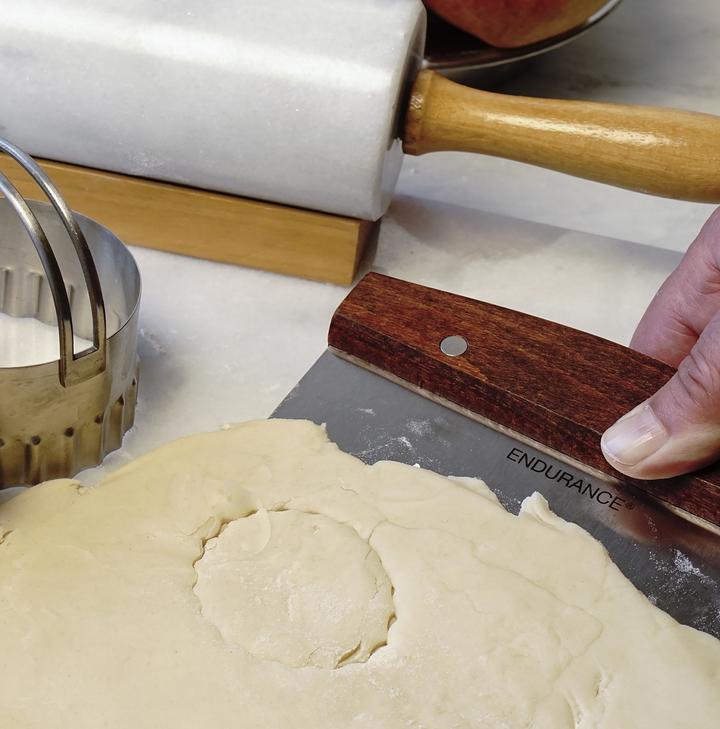 Coupe-pâte avec poignée en bois