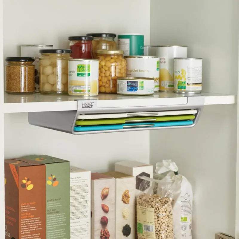 Ensemble de 3 planches à découper avec étui de rangement compact sous étagère dans un placard de cuisine rempli de conserves et aliments secs