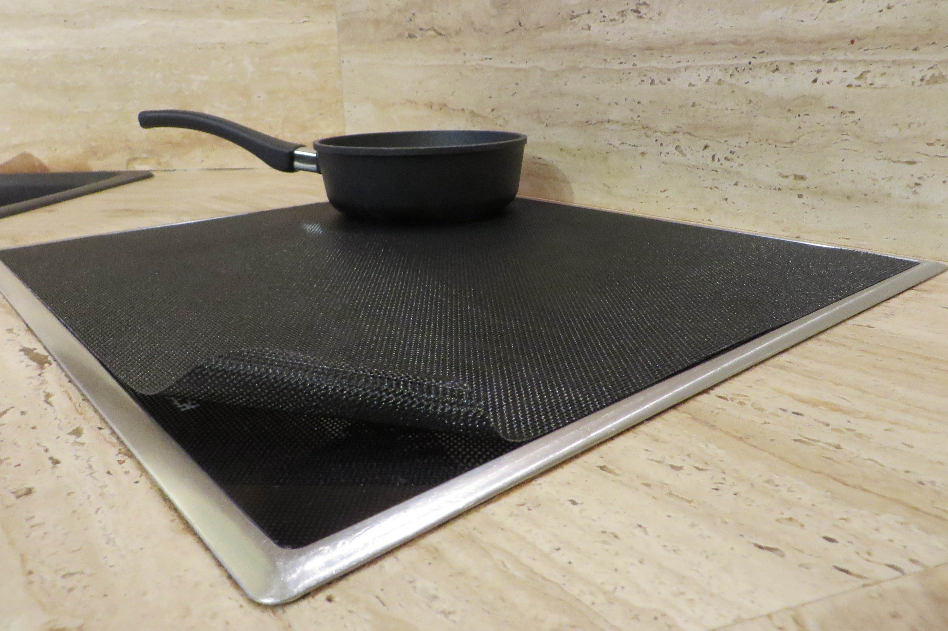 Tapis plaque induction Table rustique dans la cuisine Protection plaque  induction 85x52 cm Protege plaque induction
